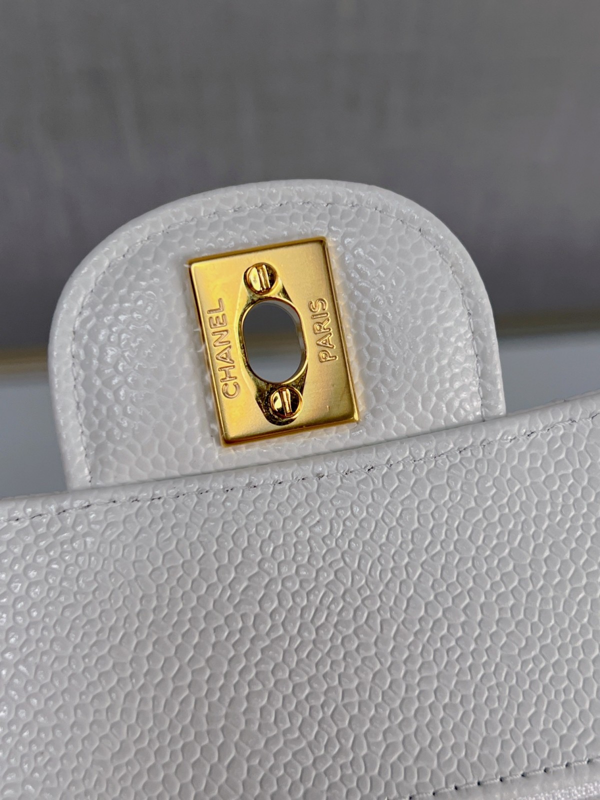 How good quality is a Shebag White Chanel Classic flap bag with gold and caviar leather（2023 Week 43）-Loja online de bolsa Louis Vuitton falsa de melhor qualidade, bolsa de designer de réplica ru