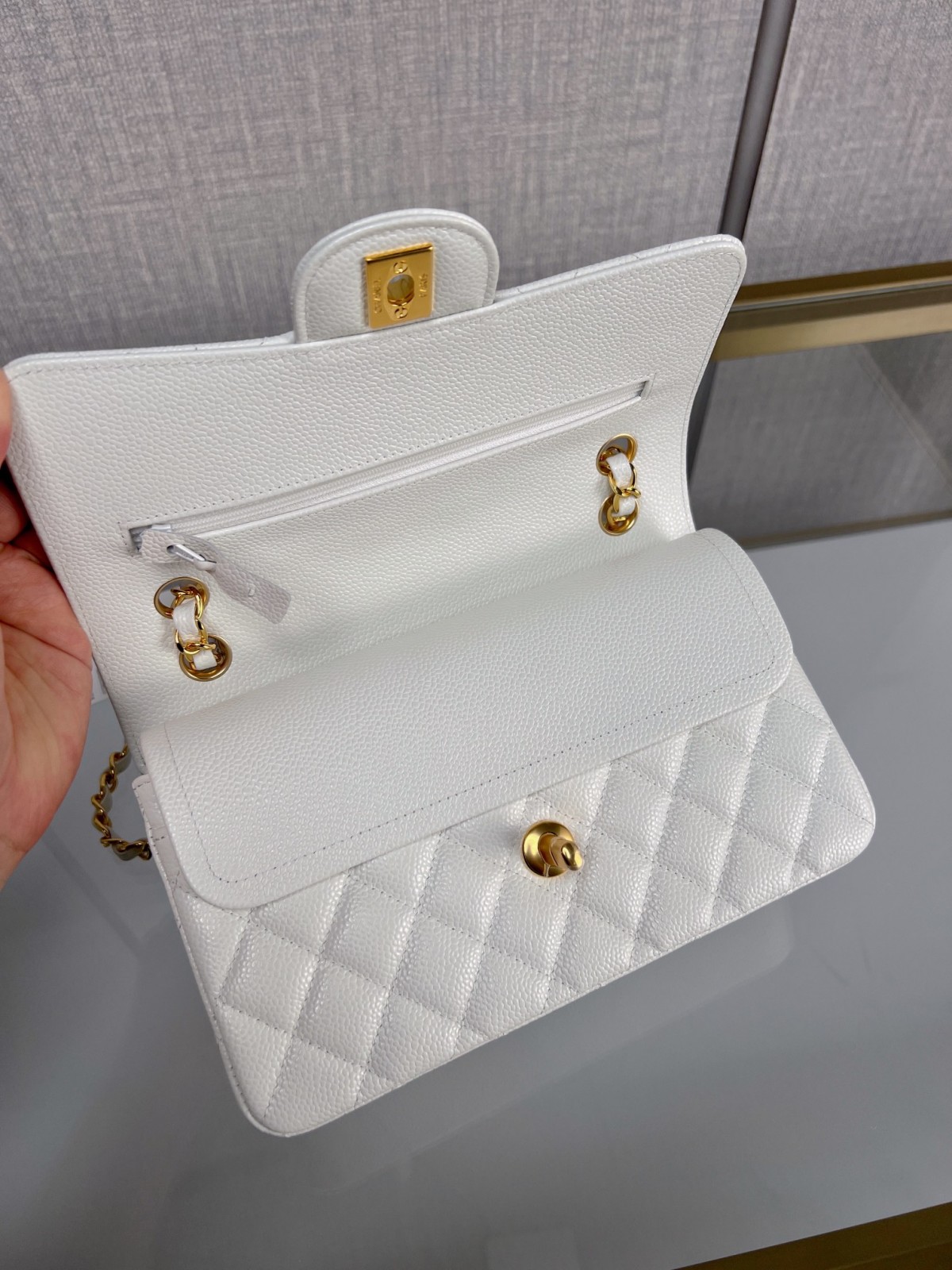 How good quality is a Shebag White Chanel Classic flap bag with gold and caviar leather（2023 Week 43）-Ti o dara ju Didara iro Louis Vuitton apo Online itaja, Ajọra onise apo ru