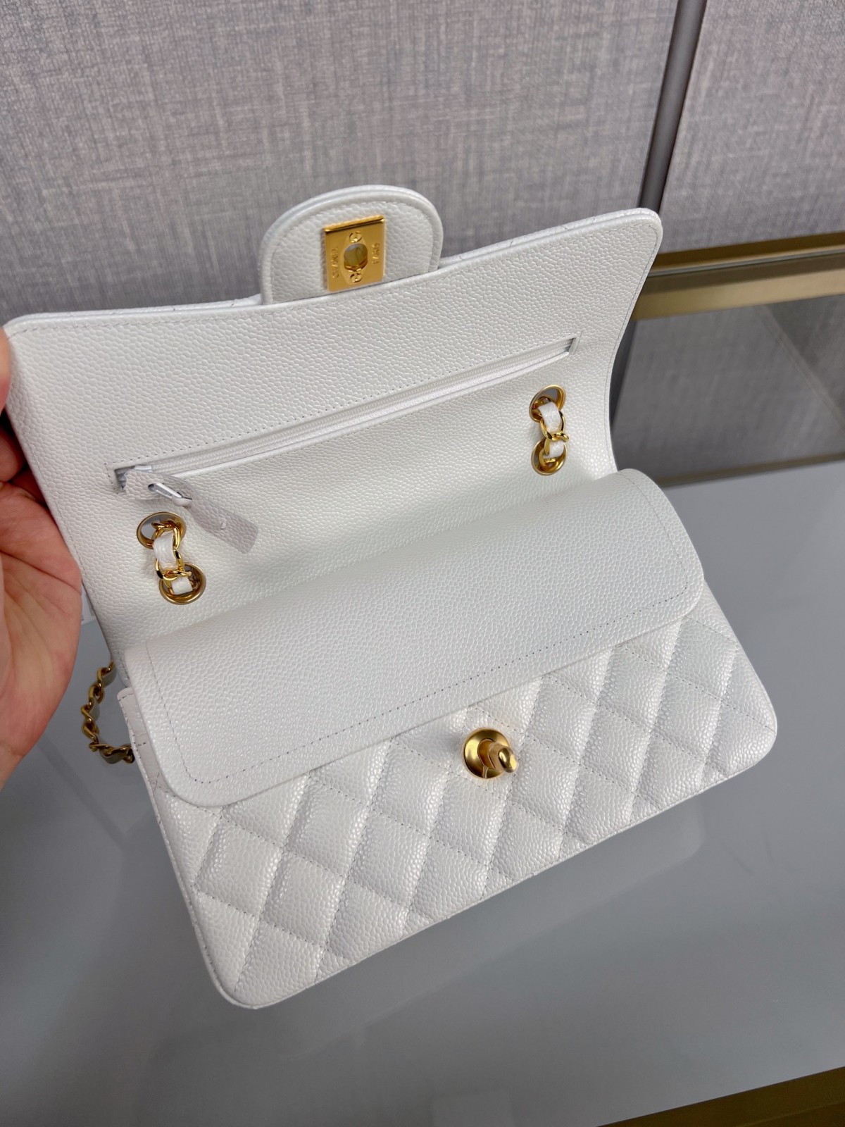 How good quality is a Shebag White Chanel Classic flap bag with gold and caviar leather（2023 Week 43）-Tulaga sili ona lelei Fake Louis Vuitton Bag Faleoloa i luga ole laiga, Replica designer bag ru