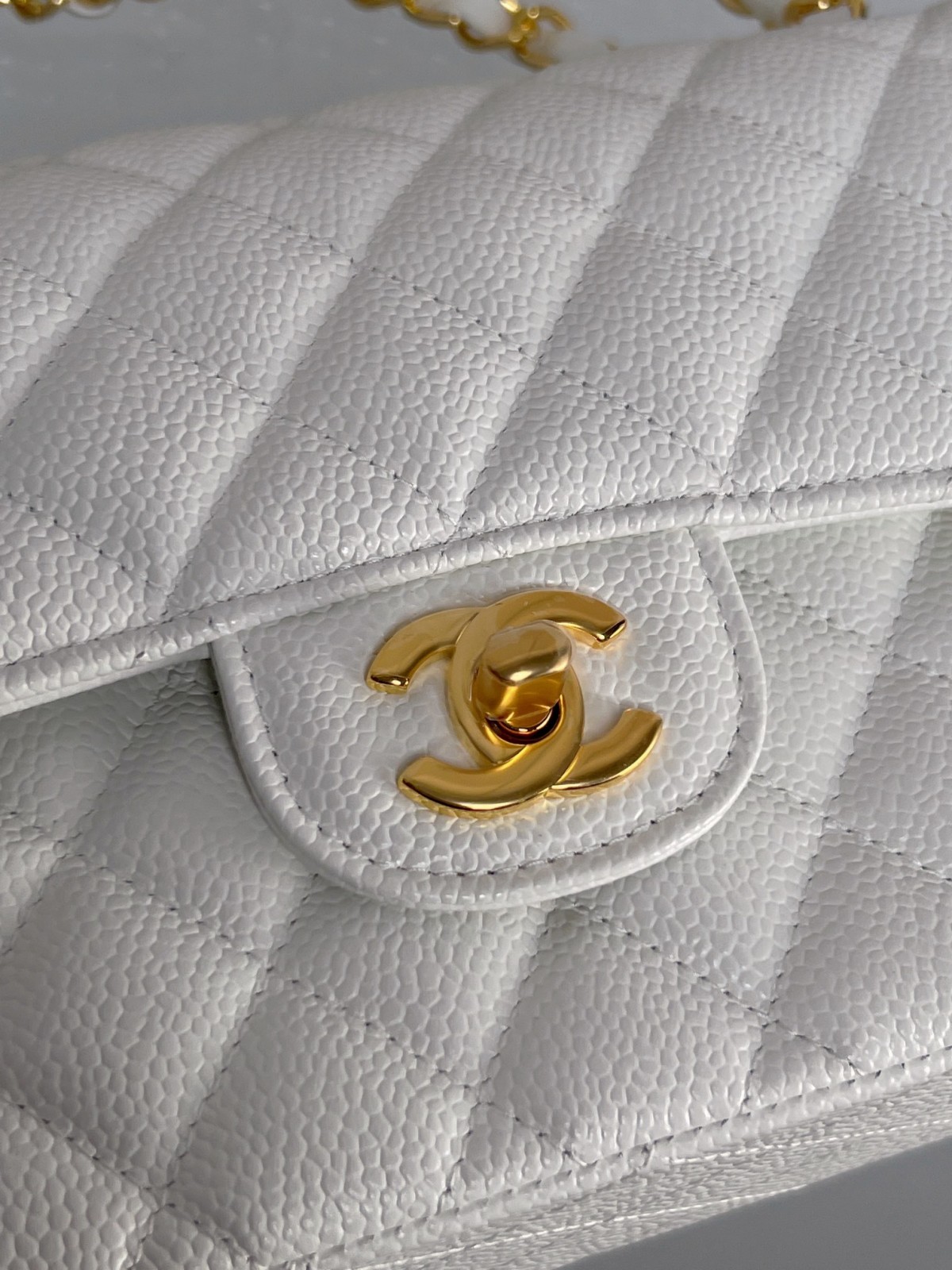 How good quality is a Shebag White Chanel Classic flap bag with gold and caviar leather（2023 Week 43）-Labākās kvalitātes viltotās Louis Vuitton somas tiešsaistes veikals, dizaineru somas kopija ru