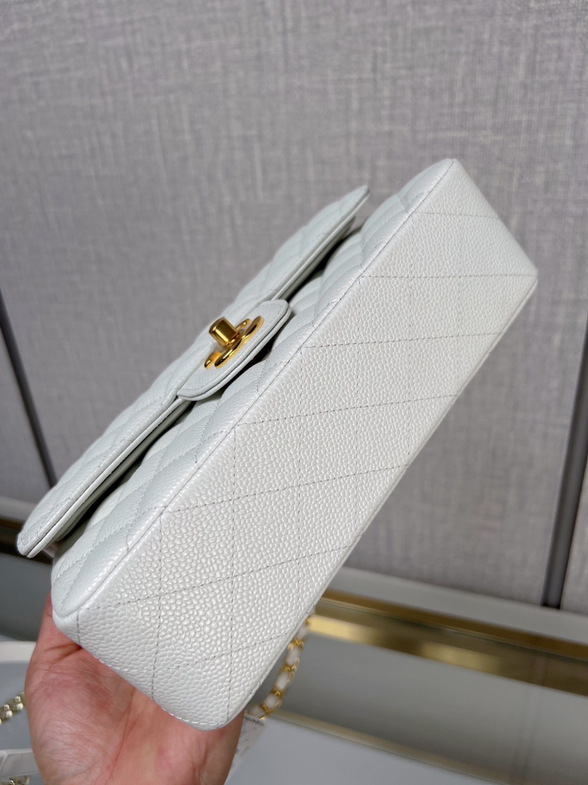 How good quality is a Shebag White Chanel Classic flap bag with gold and caviar leather（2023 Week 43）-Dyqani në internet i çantave të rreme Louis Vuitton me cilësi më të mirë, çanta modeli kopje ru