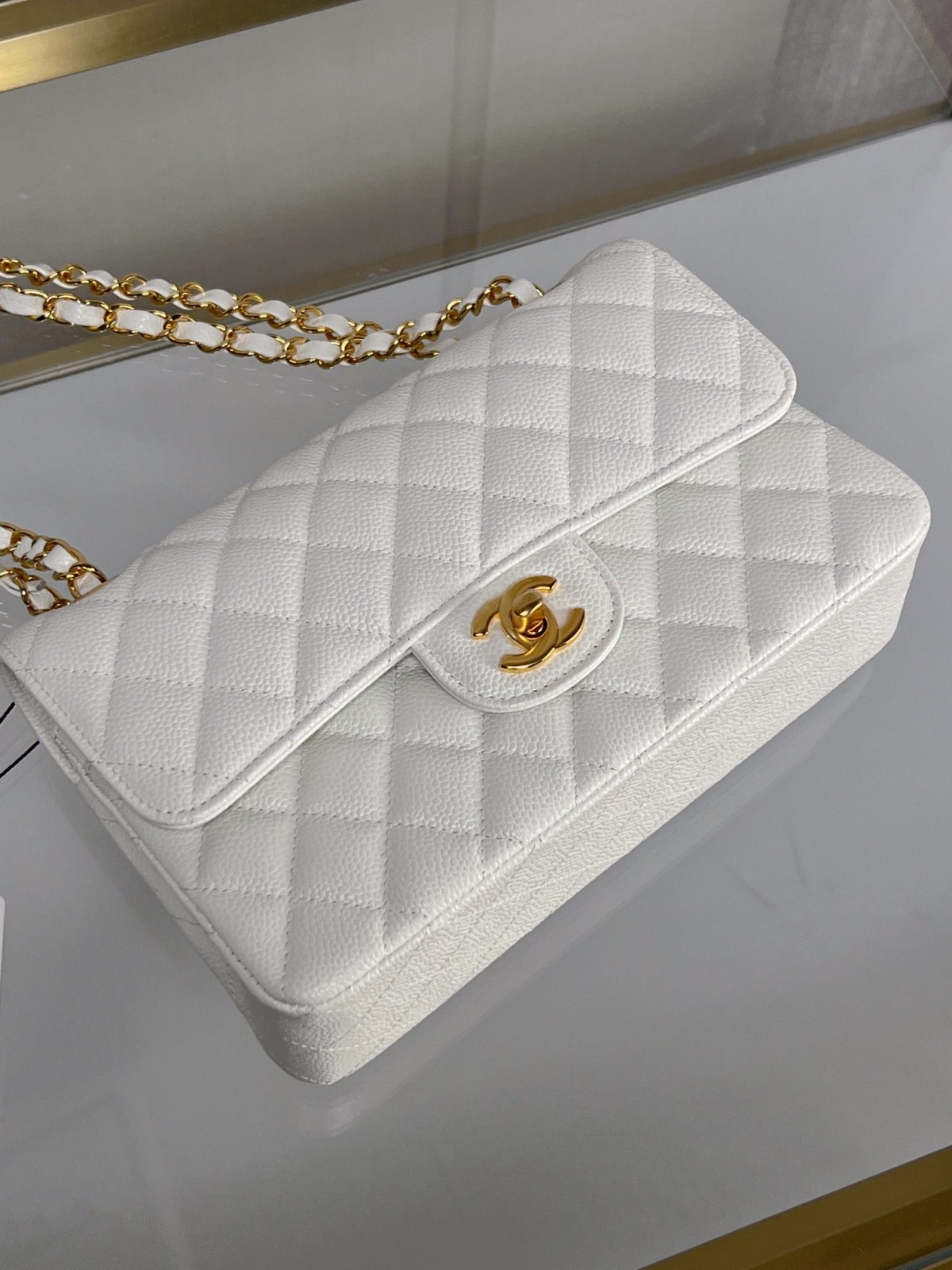 How good quality is a Shebag White Chanel Classic flap bag with gold and caviar leather（2023 Week 43）-Labākās kvalitātes viltotās Louis Vuitton somas tiešsaistes veikals, dizaineru somas kopija ru