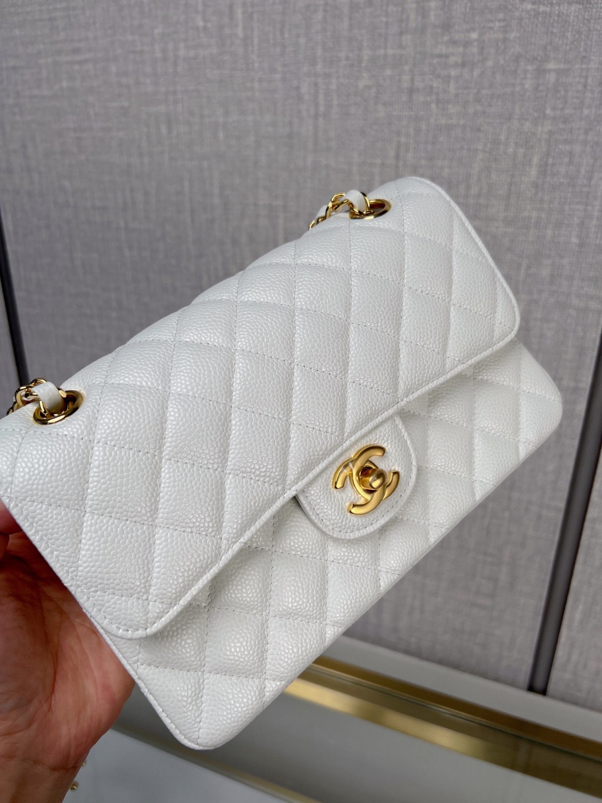 How good quality is a Shebag White Chanel Classic flap bag with gold and caviar leather（2023 Week 43）-Best Quality Fake Louis Vuitton Bag Online Store ، حقيبة مصمم طبق الأصل ru