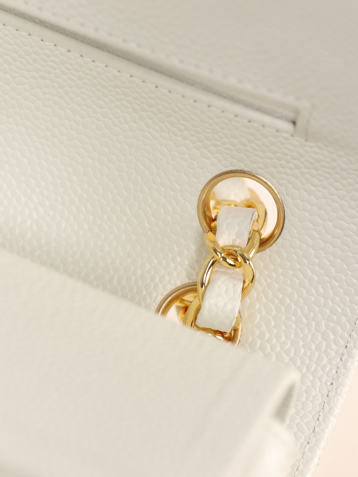 How good quality is a Shebag White Chanel Classic flap bag with gold and caviar leather（2023 Week 43）-Dyqani në internet i çantave të rreme Louis Vuitton me cilësi më të mirë, çanta modeli kopje ru