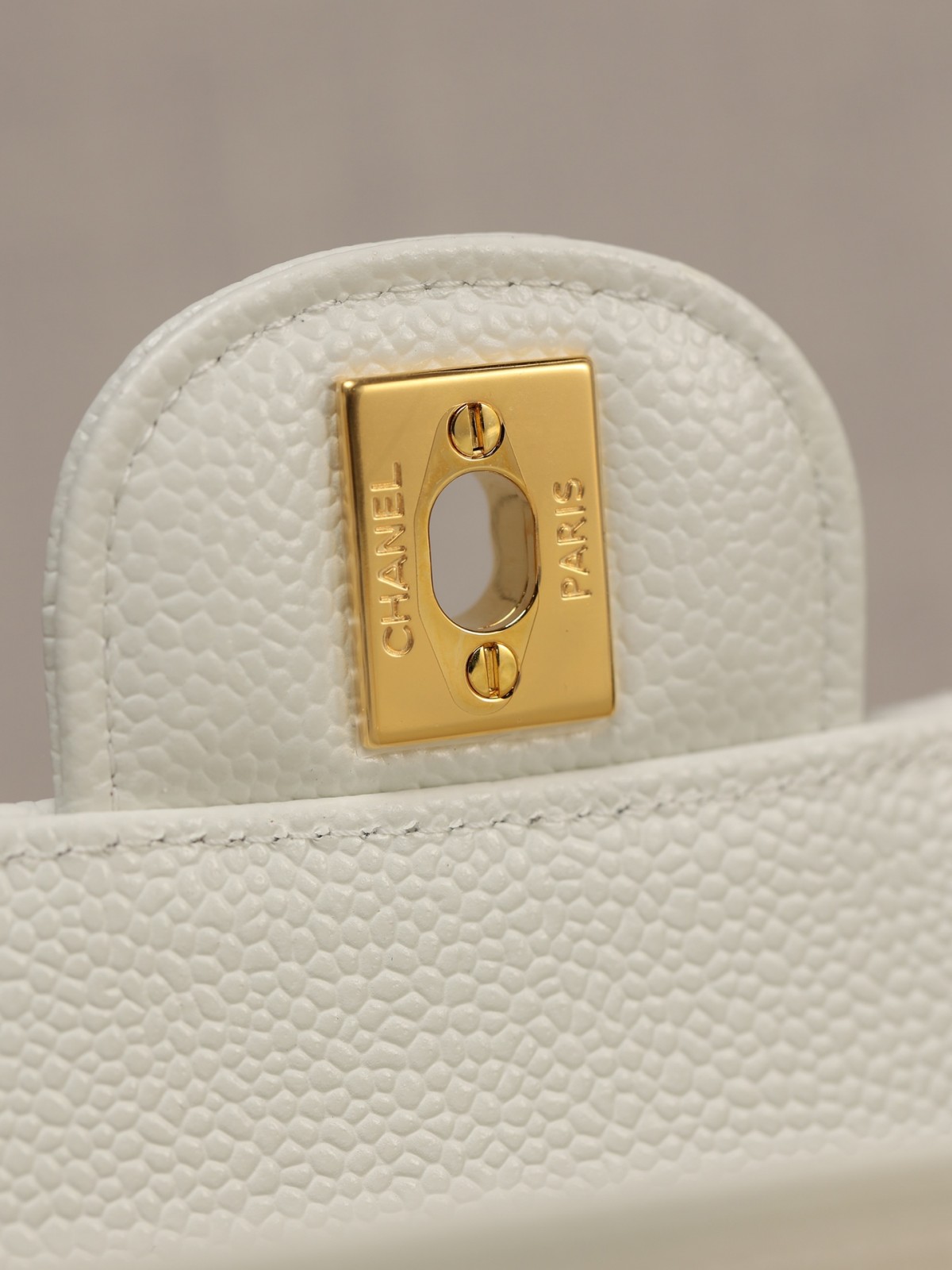 How good quality is a Shebag White Chanel Classic flap bag with gold and caviar leather（2023 Week 43）-Legjobb minőségű hamis Louis Vuitton táska online áruház, replika designer táska ru