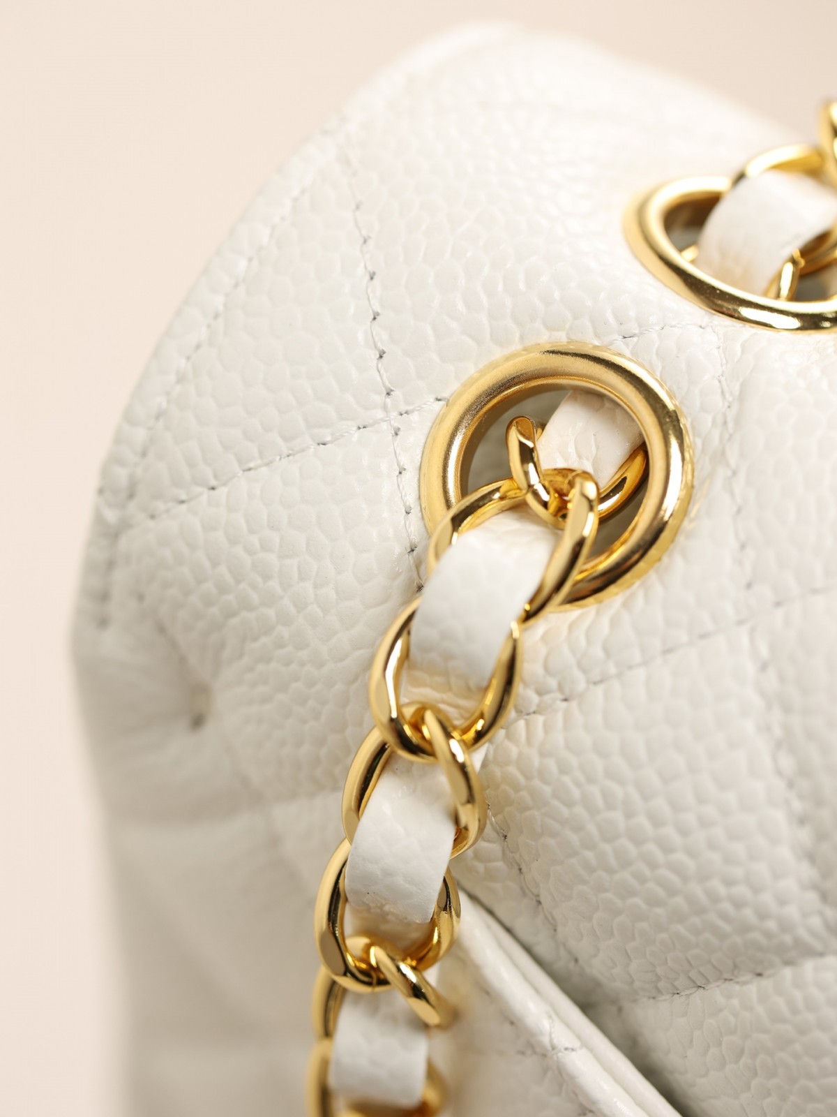 How good quality is a Shebag White Chanel Classic flap bag with gold and caviar leather（2023 Week 43）-Botiga en línia de bosses falses de Louis Vuitton de millor qualitat, rèplica de bosses de disseny ru