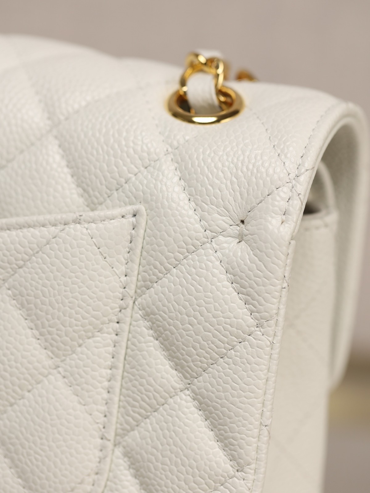 How good quality is a Shebag White Chanel Classic flap bag with gold and caviar leather（2023 Week 43）-Negozio in linea della borsa falsa di Louis Vuitton di migliore qualità, borsa del progettista della replica ru