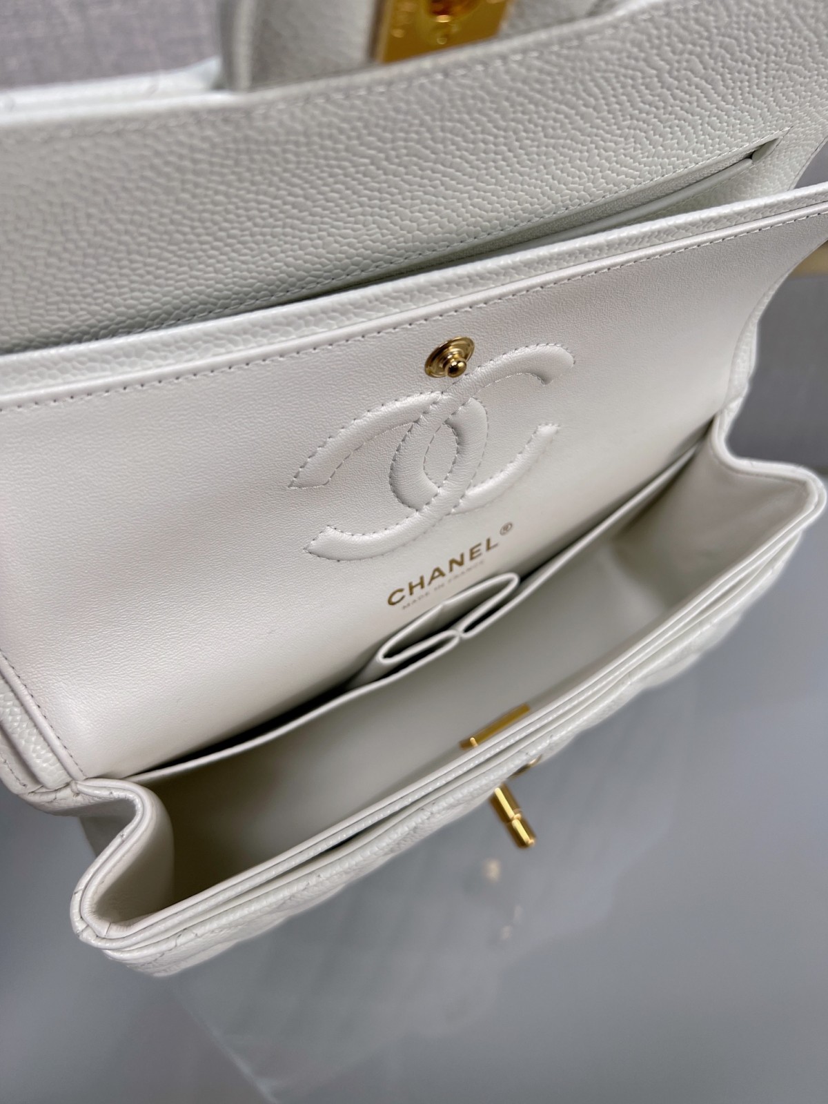 How good quality is a Shebag White Chanel Classic flap bag with gold and caviar leather（2023 Week 43）-Beste Qualität gefälschte Louis Vuitton-Taschen Online-Shop, Replik-Designer-Tasche ru
