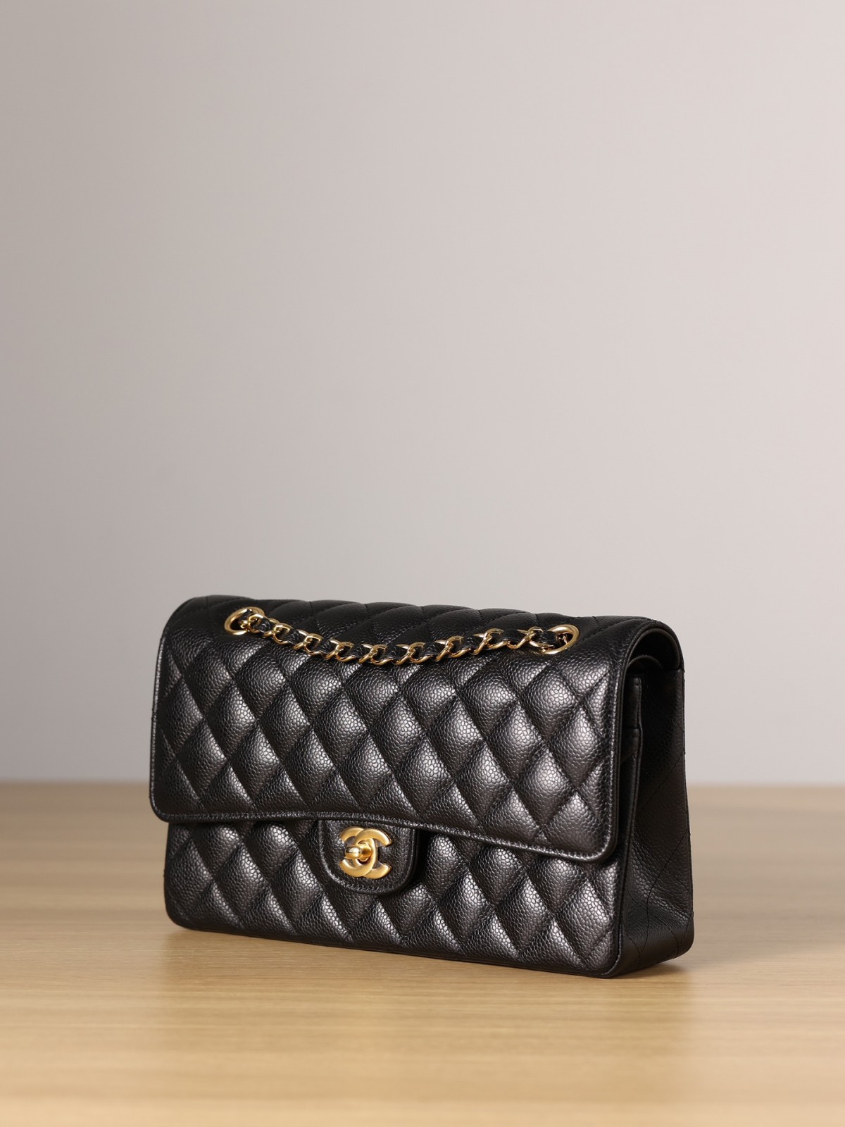 Chip Updated！Shebag Chanel medium (25cm) Classic Flap bag with gold hardware (2023 Week 43)-Legjobb minőségű hamis Louis Vuitton táska online áruház, replika designer táska ru