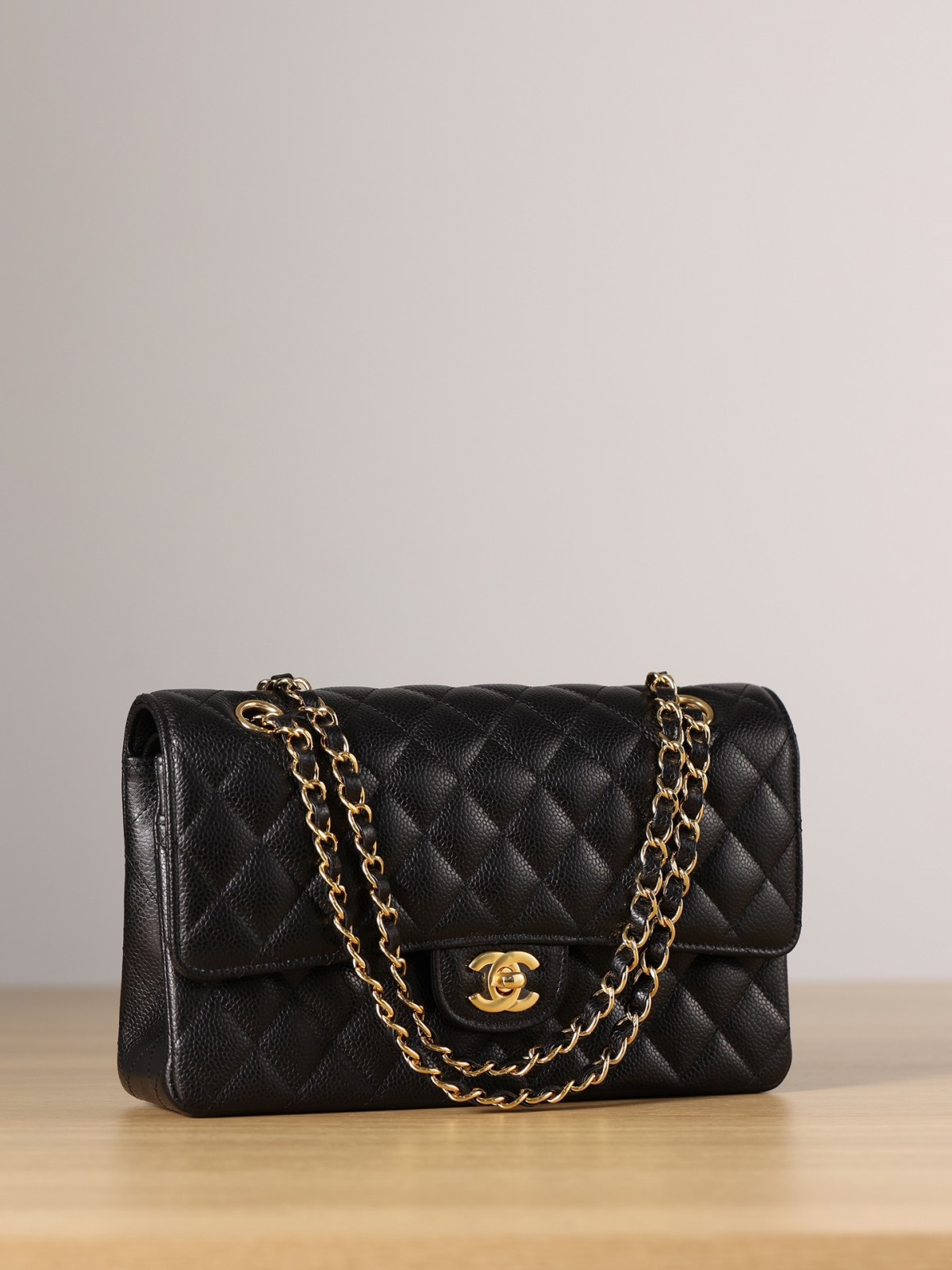 Chip Updated！Shebag Chanel medium (25cm) Classic Flap bag with gold hardware (2023 Week 43)-最高品質の偽のルイヴィトンバッグオンラインストア、レプリカデザイナーバッグru