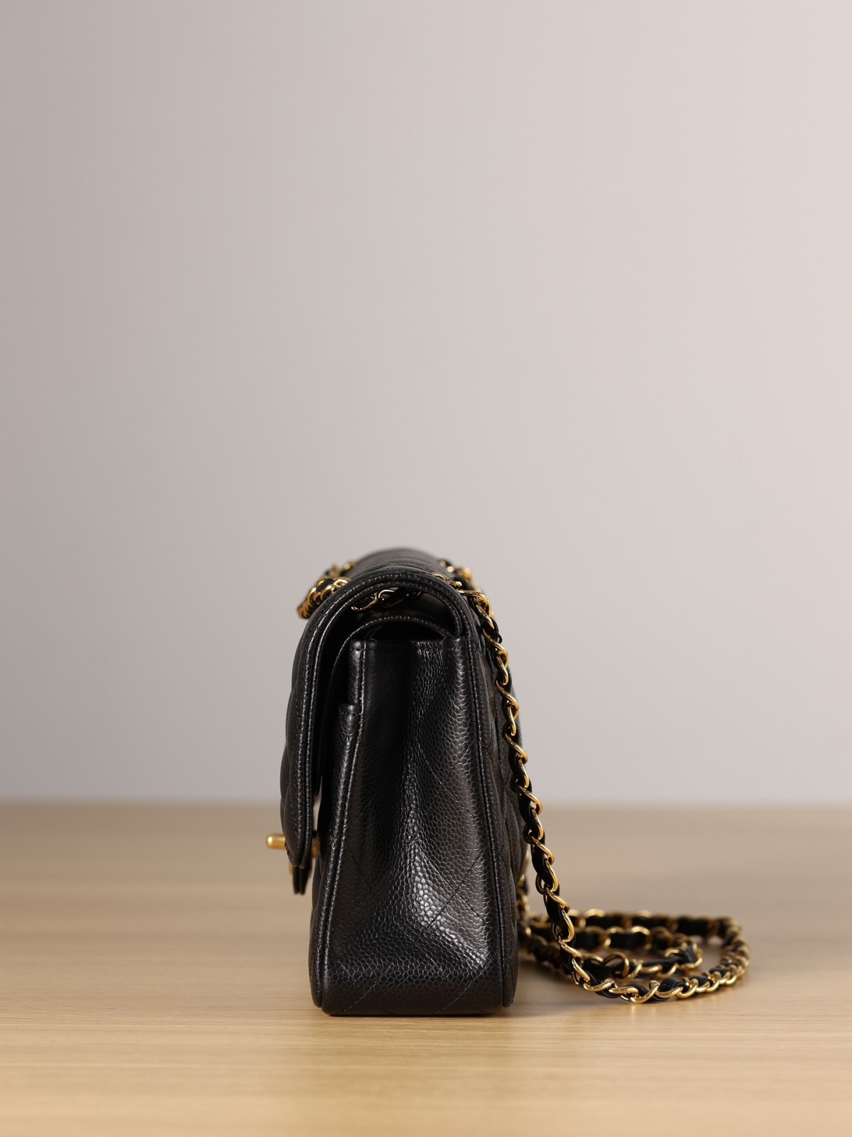 Chip Updated！Shebag Chanel medium (25cm) Classic Flap bag with gold hardware (2023 Week 43)-Negoziu in linea di borse Louis Vuitton falsi di migliore qualità, borsa di design di replica ru