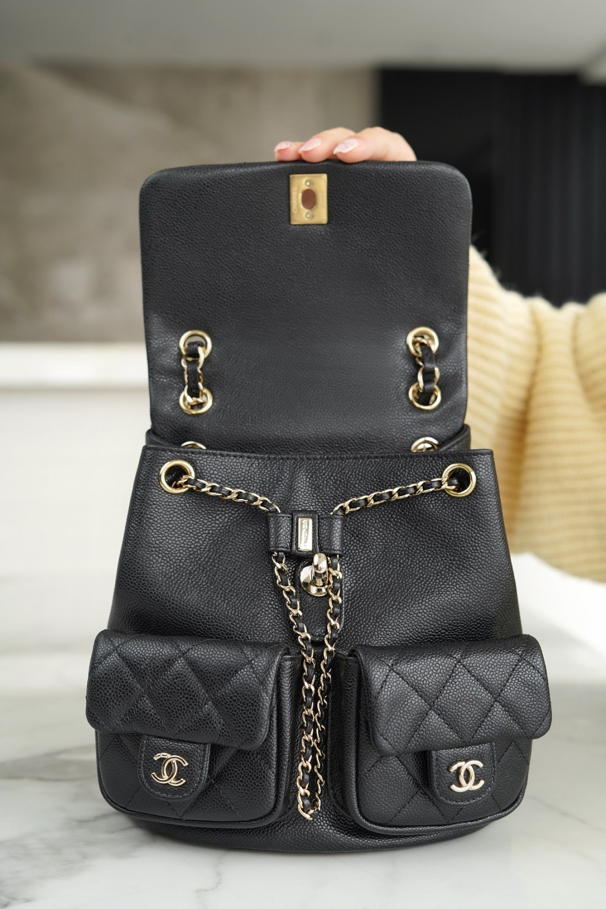 How good quality is a Shebag Chanel Duma backpack 23P France HAAS leather black caviar bag?(2023 Week 43)-အရည်အသွေးအကောင်းဆုံးအတု Louis Vuitton Bag အွန်လိုင်းစတိုး၊ ပုံစံတူဒီဇိုင်နာအိတ် ru