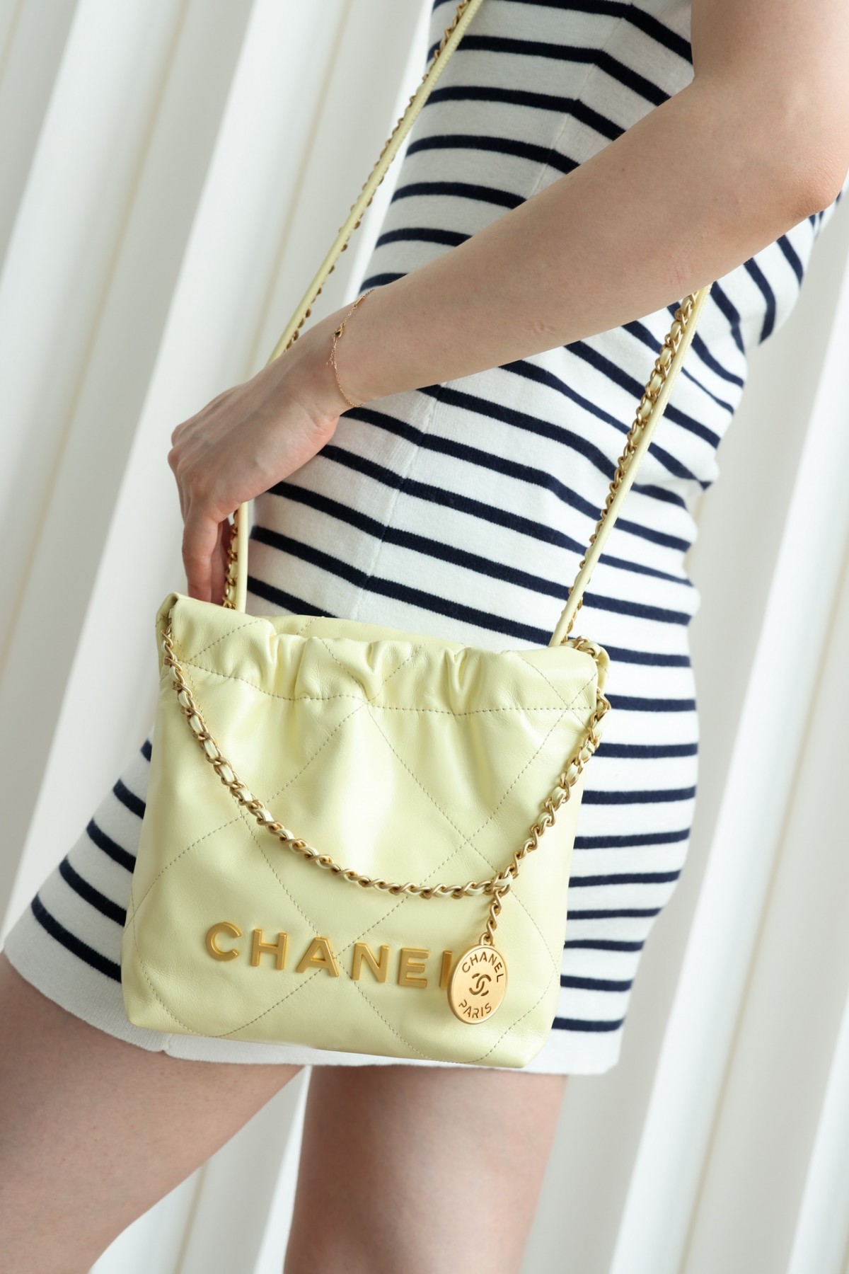 Shebag heard yellow Chanel 22 mini bag is out of stock at boutique, we replicated it! (2023 updated)-Tienda en línea de bolsos Louis Vuitton falsos de la mejor calidad, réplica de bolsos de diseño ru