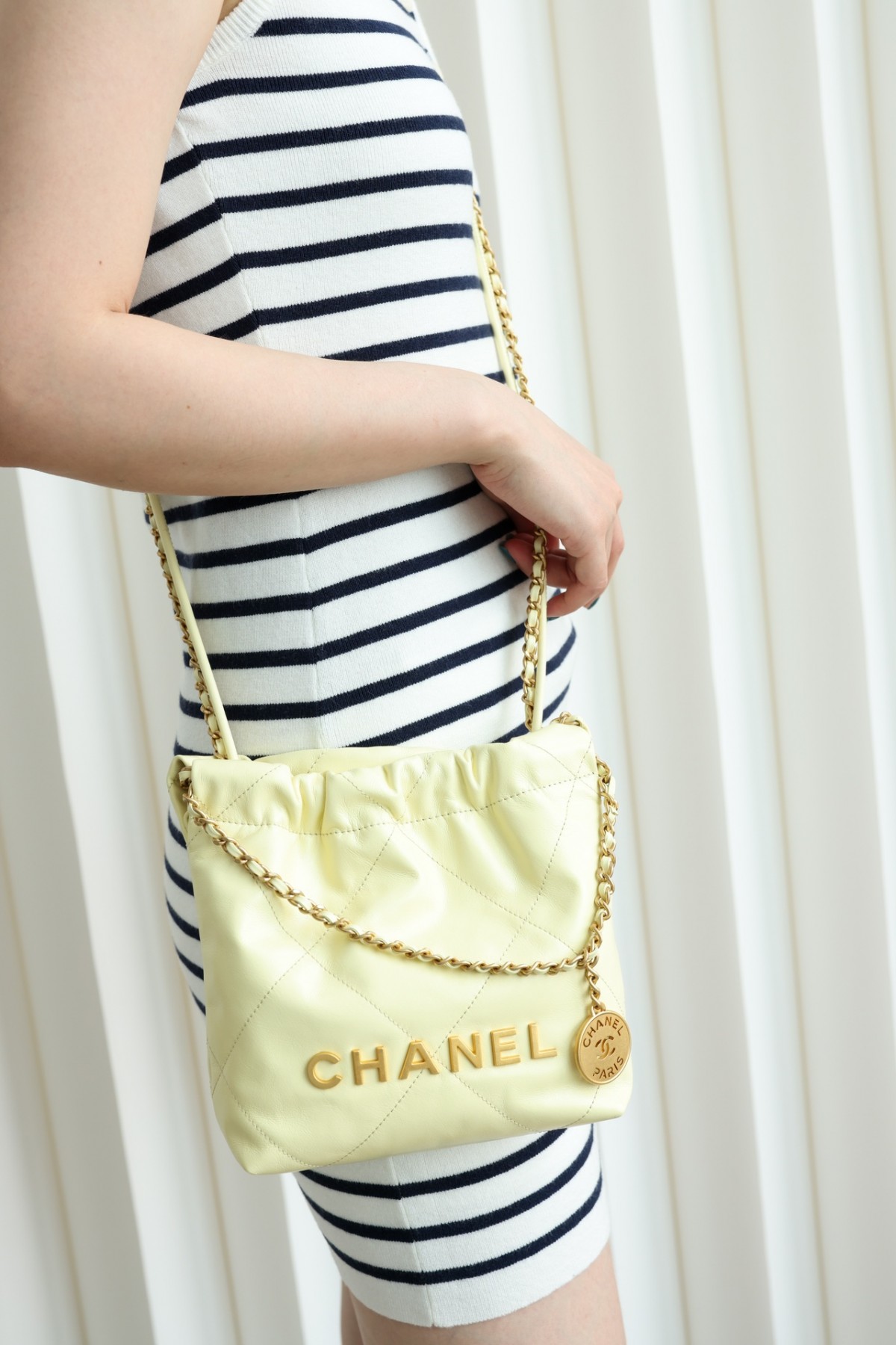 Shebag heard yellow Chanel 22 mini bag is out of stock at boutique, we replicated it! (2023 updated)-Legjobb minőségű hamis Louis Vuitton táska online áruház, replika designer táska ru