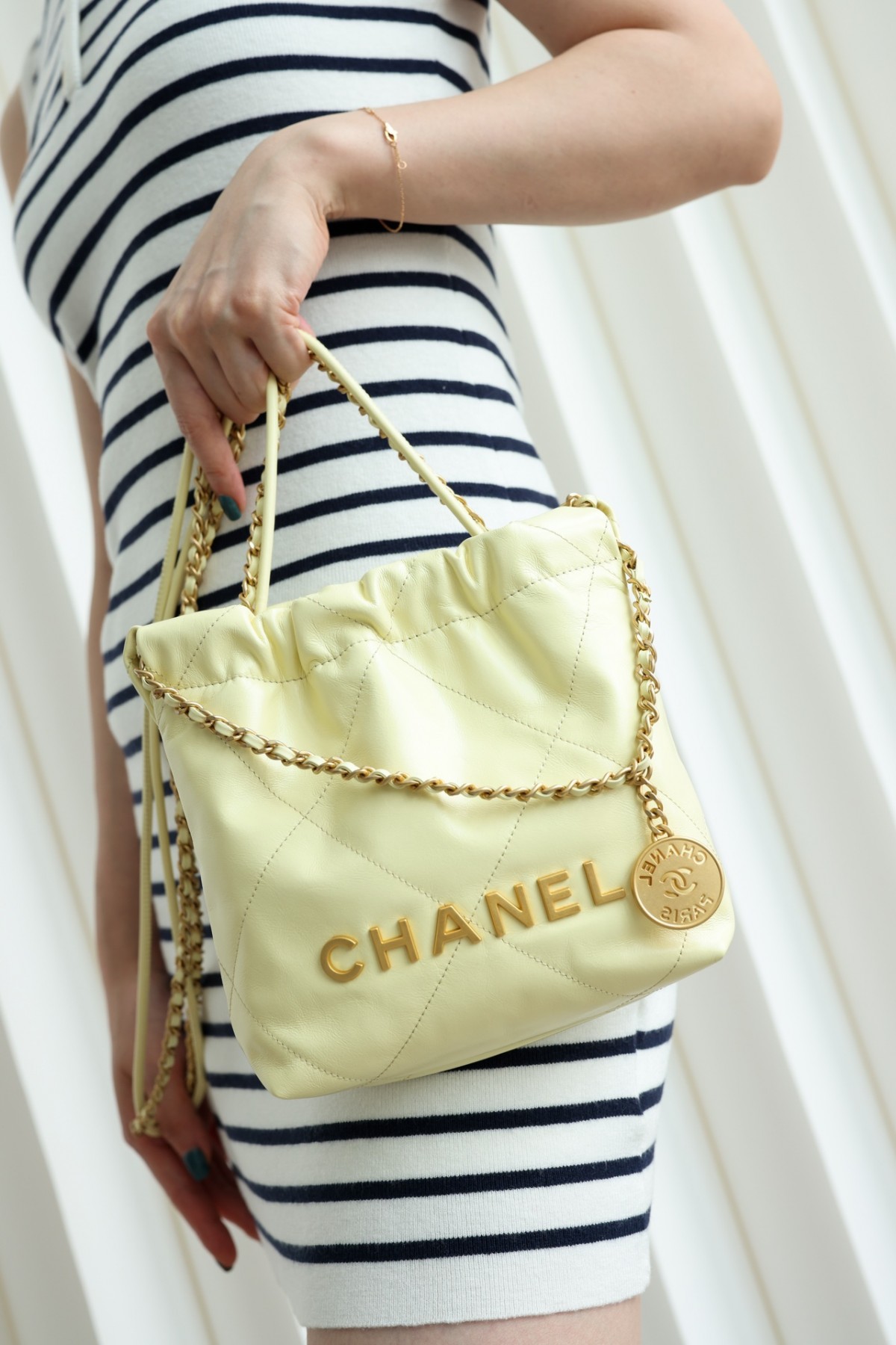 Shebag heard yellow Chanel 22 mini bag is out of stock at boutique, we replicated it! (2023 updated)-Tayada ugu Fiican ee Louis Vuitton Boorsada Online Store, Bac naqshadeeye nuqul ah