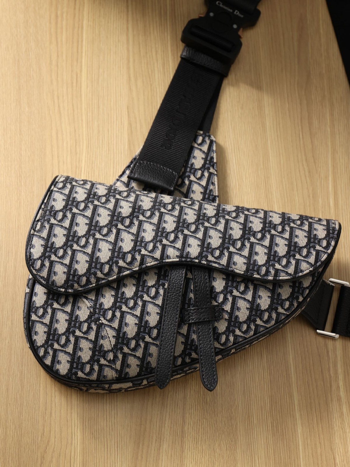 How good quality is a Shebag replica Dior saddle bag of black buckle for men? (2023 Updated)-ហាងអនឡាញកាបូប Louis Vuitton ក្លែងក្លាយដែលមានគុណភាពល្អបំផុត កាបូបអ្នករចនាម៉ូដចម្លង ru