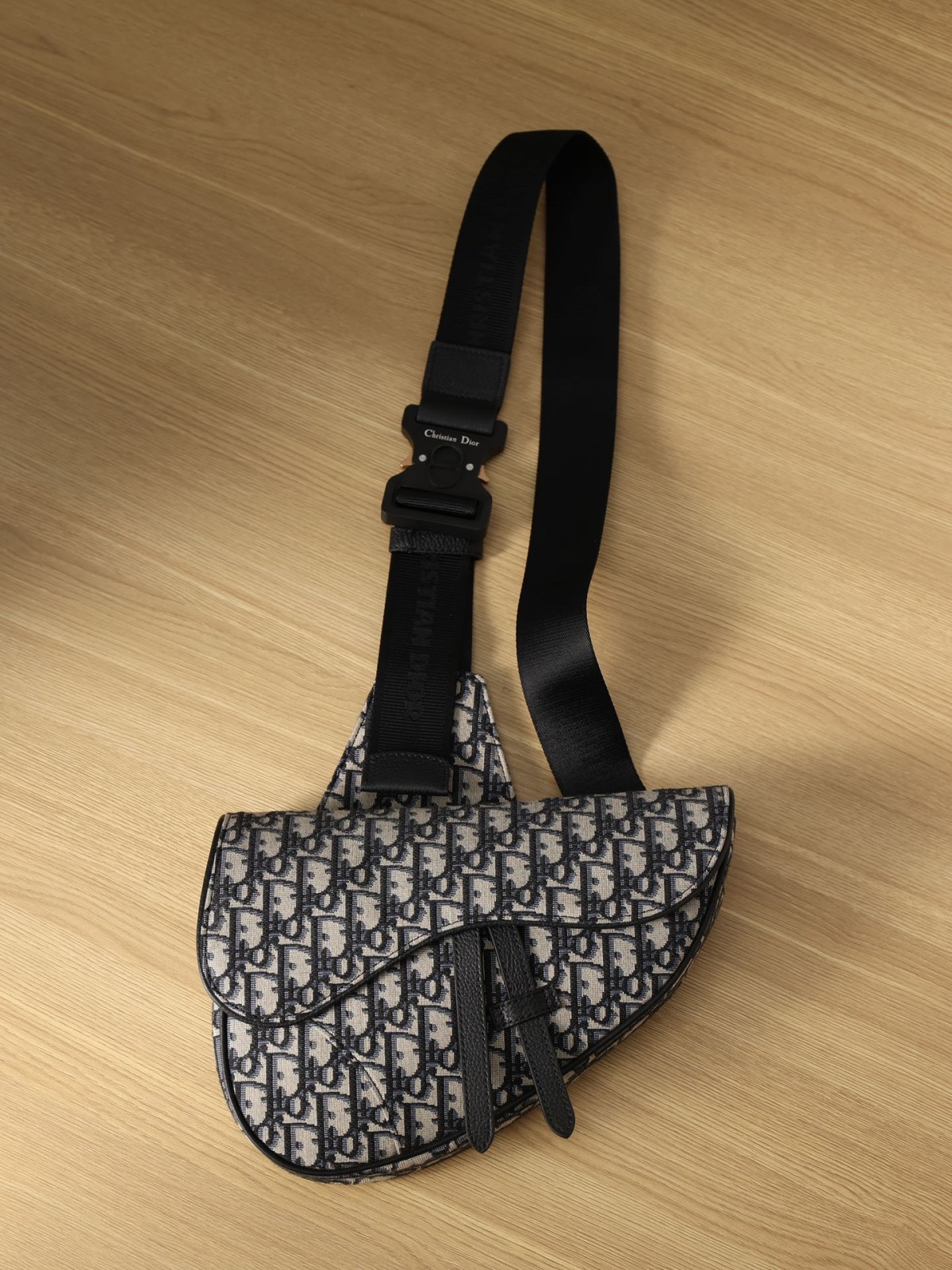 How good quality is a Shebag replica Dior saddle bag of black buckle for men? (2023 Updated)-Labākās kvalitātes viltotās Louis Vuitton somas tiešsaistes veikals, dizaineru somas kopija ru