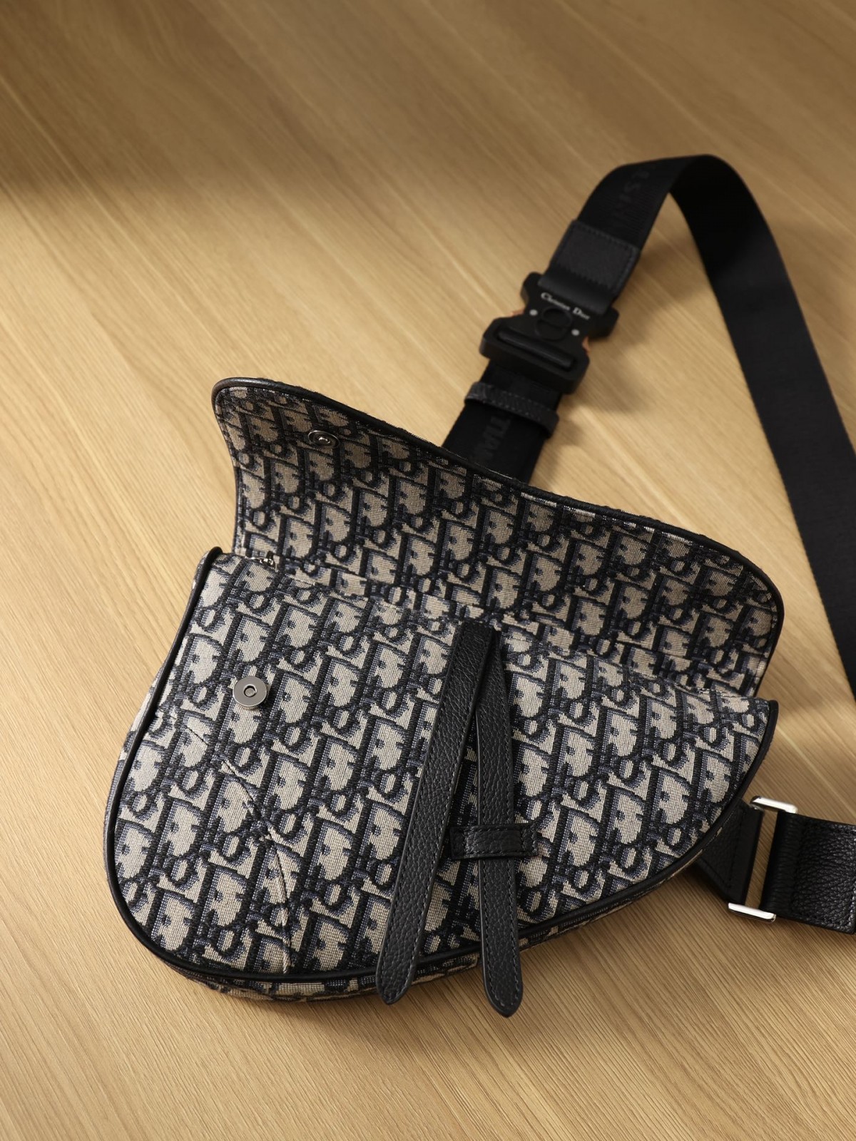 How good quality is a Shebag replica Dior saddle bag of black buckle for men? (2023 Updated)-Bedste kvalitet Fake Louis Vuitton Bag Online Store, Replica designer bag ru