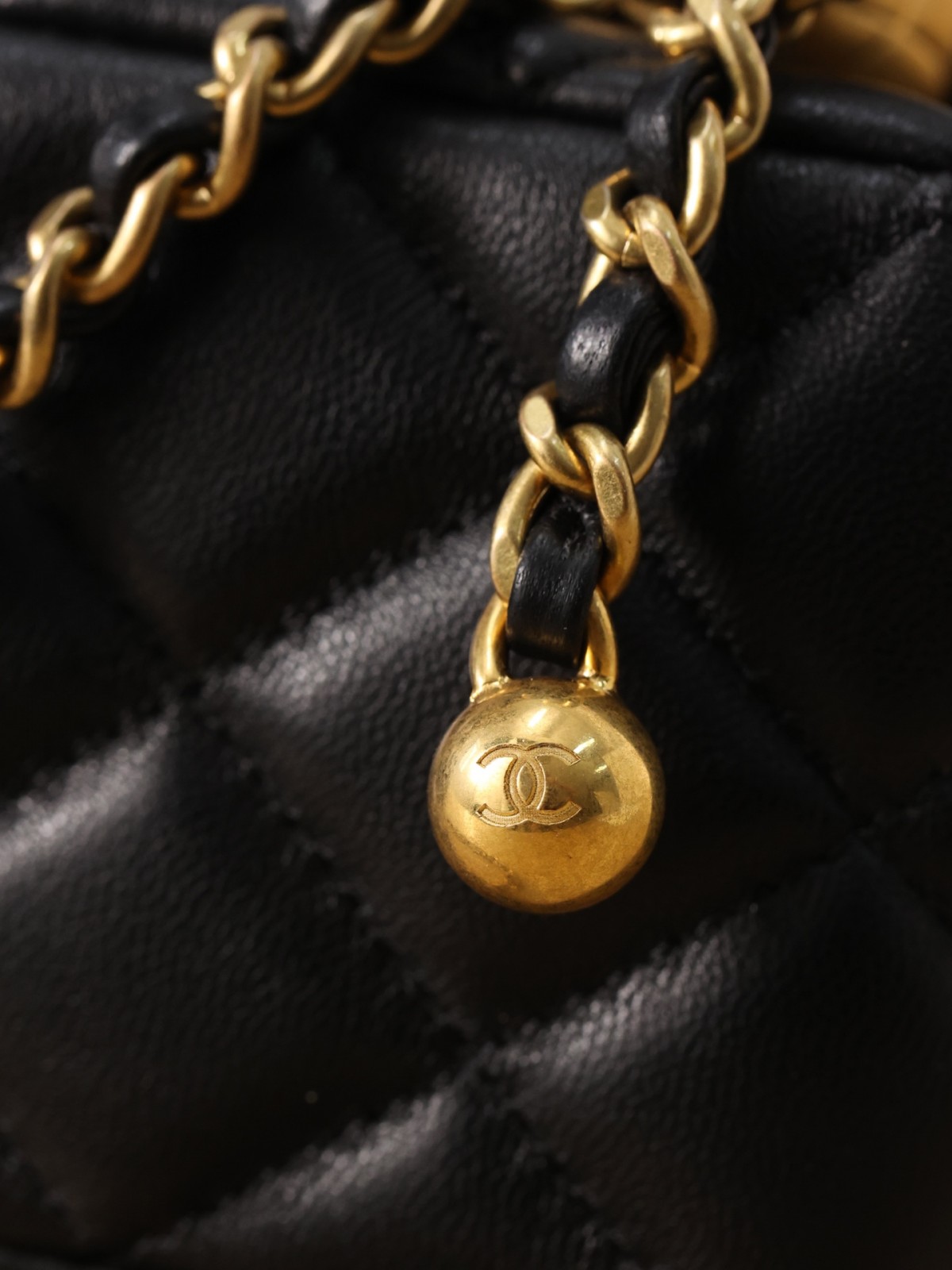 Shebag is serious to the Mini Classic flap bag with gold ball this time！（2024 Week 3）-Legjobb minőségű hamis Louis Vuitton táska online áruház, replika designer táska ru
