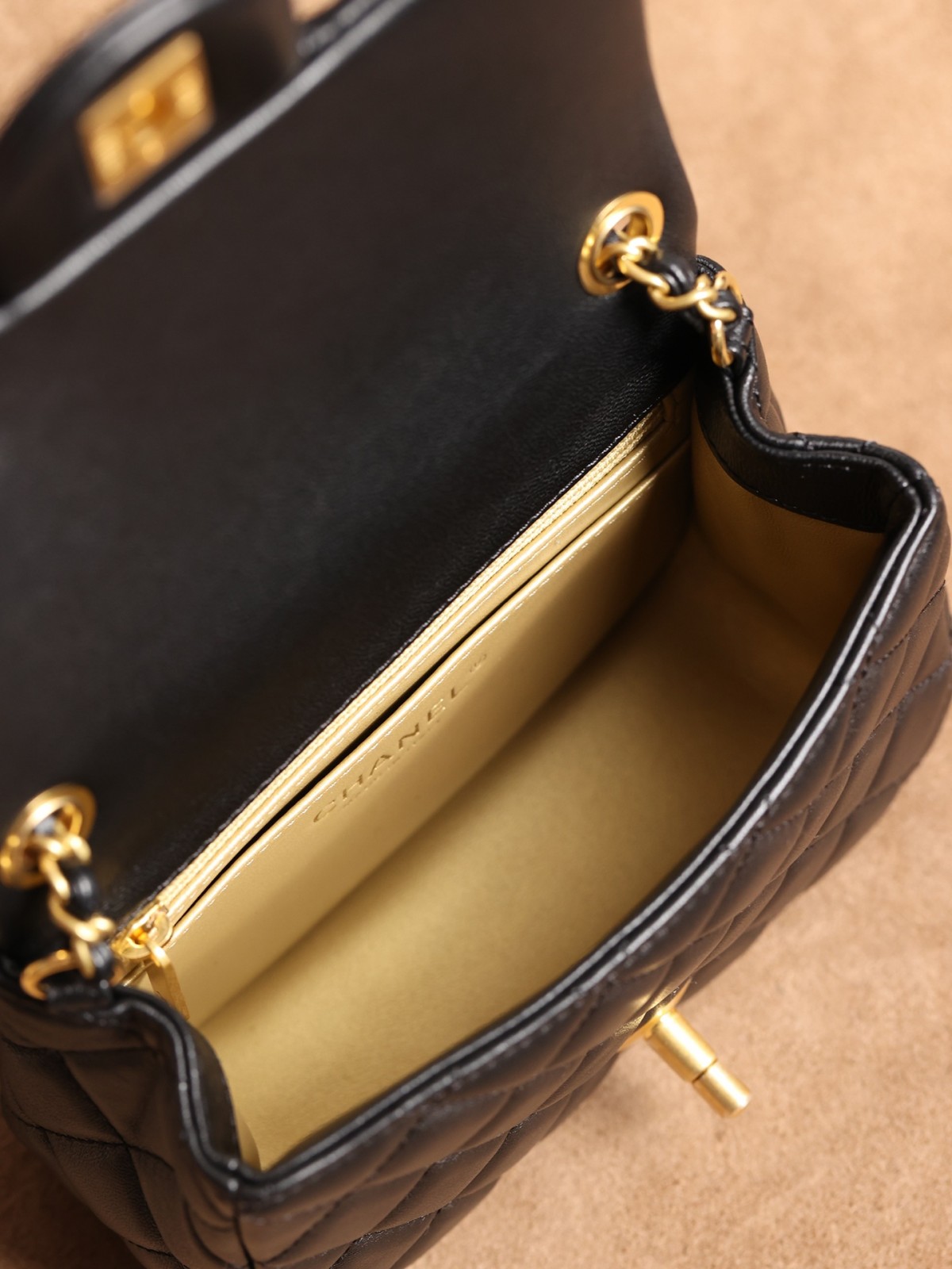 Shebag is serious to the Mini Classic flap bag with gold ball this time！（2024 Week 3）-Labing Maayo nga Kalidad nga Peke nga Louis Vuitton Bag Online Store, Replica designer bag ru