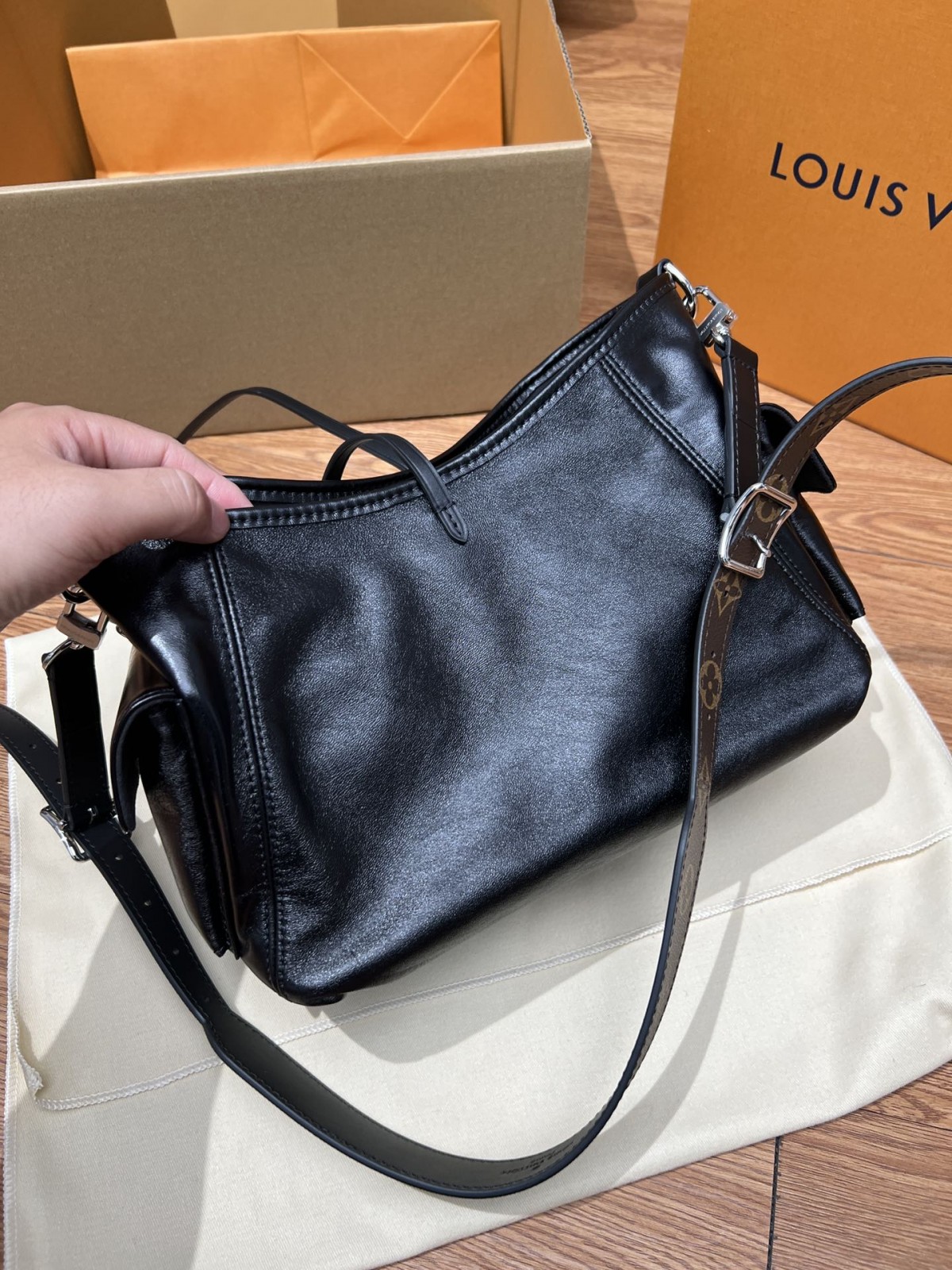 How good quality is a Shebag LV Carryall Cargo Dark with Lambskin？（2024 May Updated）-Bedste kvalitet Fake Louis Vuitton Bag Online Store, Replica designer bag ru