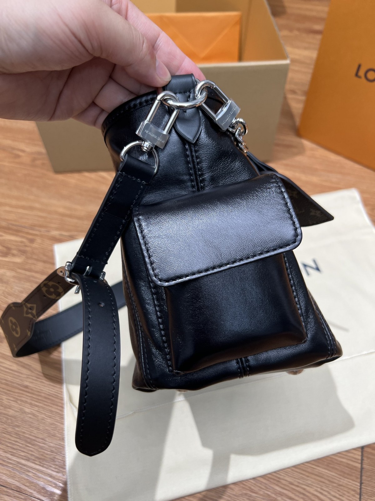 How good quality is a Shebag LV Carryall Cargo Dark with Lambskin？（2024 May Updated）-Dyqani në internet i çantave të rreme Louis Vuitton me cilësi më të mirë, çanta modeli kopje ru