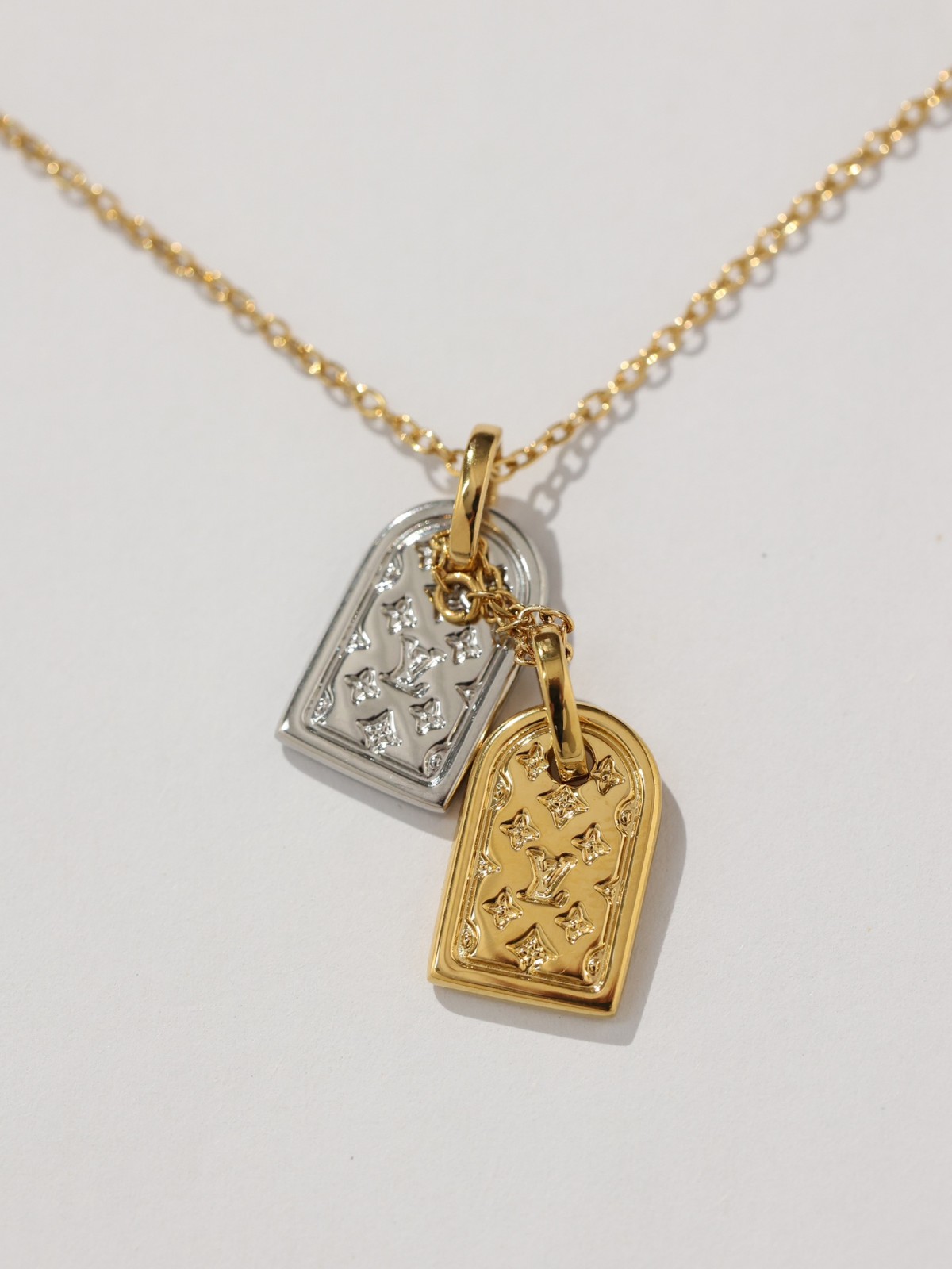 2024 Summer: Shebag M00599 LV PRECIOUS NANOGRAM necklace（2024 July updated）-Pangalusna kualitas palsu Louis Vuitton Kantong Toko Online, Replica desainer kantong ru