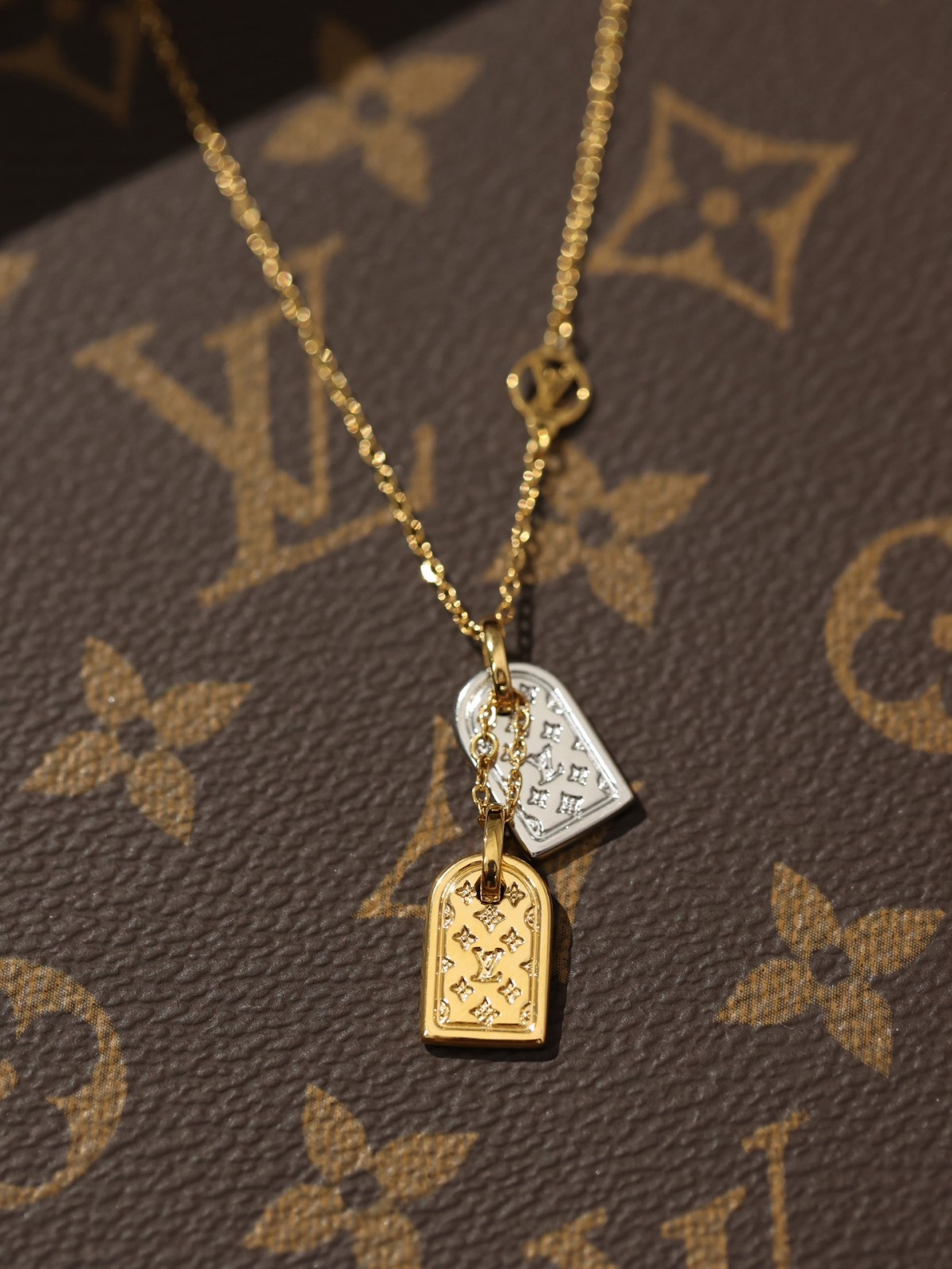 2024 Summer: Shebag M00599 LV PRECIOUS NANOGRAM necklace（2024 July updated）-Pangalusna kualitas palsu Louis Vuitton Kantong Toko Online, Replica desainer kantong ru