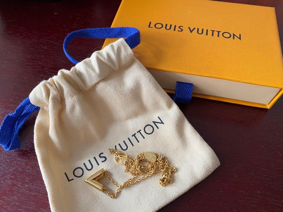 2024 Summer：Shebag Louis Vuitton M61083 ESSENTIAL V necklace gold （2024 July updated）-Legjobb minőségű hamis Louis Vuitton táska online áruház, replika designer táska ru