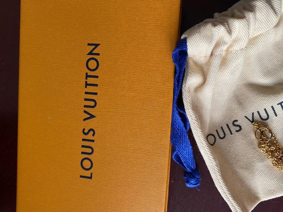 2024 Summer：Shebag Louis Vuitton M61083 ESSENTIAL V necklace gold （2024 July updated）-Molemo ka ho Fetisisa Lebenkele la Lebenkele la Marang-rang la Fake Louis Vuitton, Replica designer bag ru