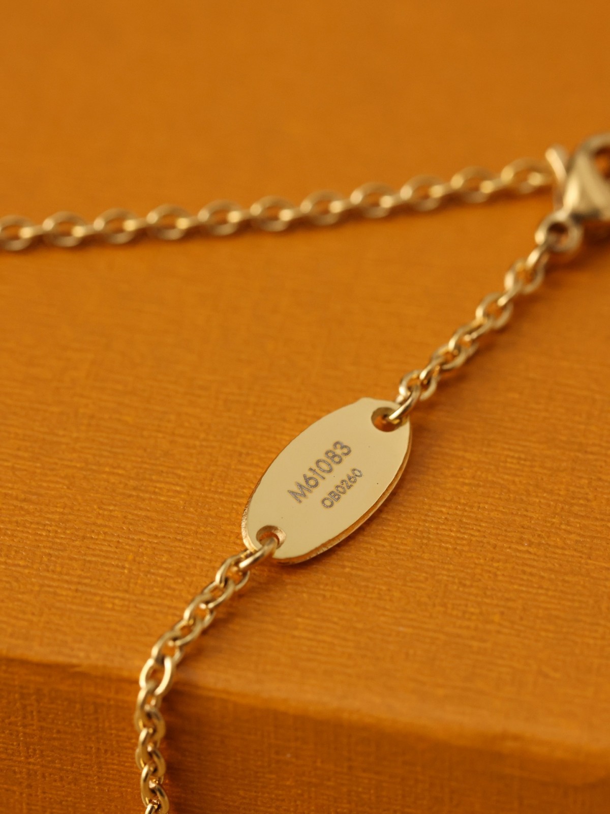 2024 Summer：Shebag Louis Vuitton M61083 ESSENTIAL V necklace gold （2024 July updated）-Best Quality Fake Louis Vuitton Bag Online Store, Replica designer bag ru