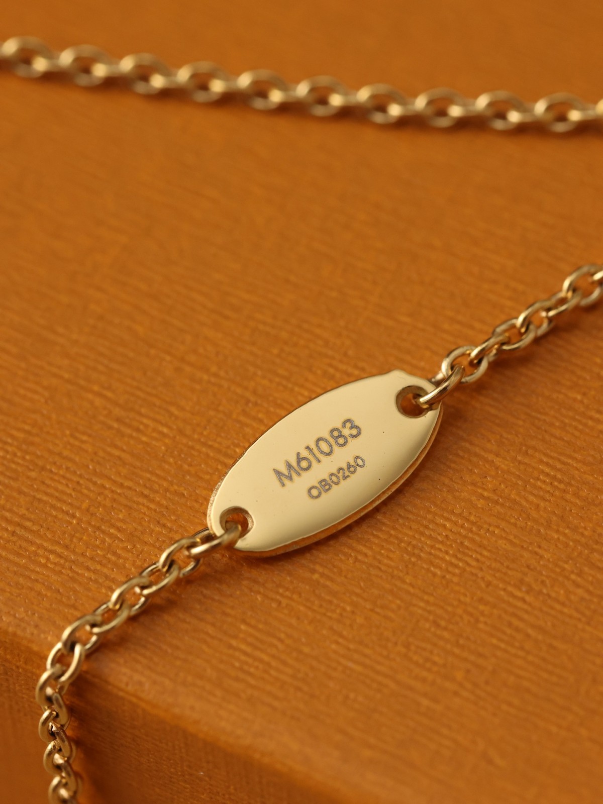 2024 Summer：Shebag Louis Vuitton M61083 ESSENTIAL V necklace gold （2024 July updated）-Botiga en línia de bosses falses de Louis Vuitton de millor qualitat, rèplica de bosses de disseny ru