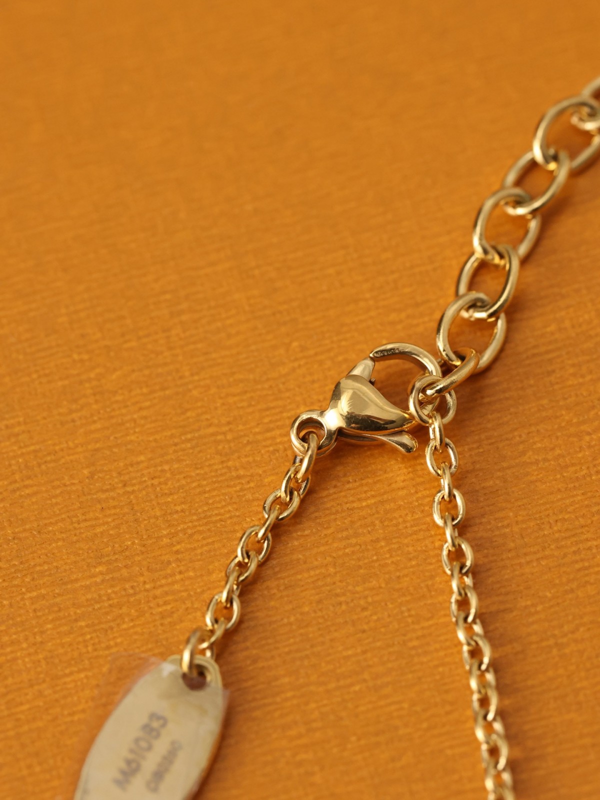 2024 Summer：Shebag Louis Vuitton M61083 ESSENTIAL V necklace gold （2024 July updated）-Pangalusna kualitas palsu Louis Vuitton Kantong Toko Online, Replica desainer kantong ru