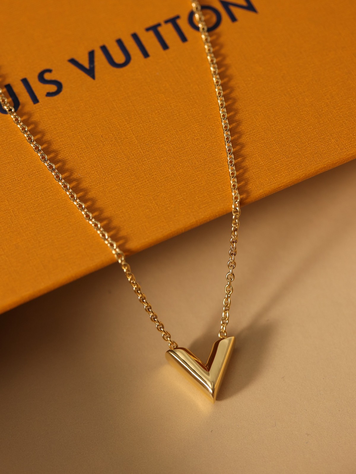 2024 Summer：Shebag Louis Vuitton M61083 ESSENTIAL V necklace gold （2024 July updated）-Pangalusna kualitas palsu Louis Vuitton Kantong Toko Online, Replica desainer kantong ru