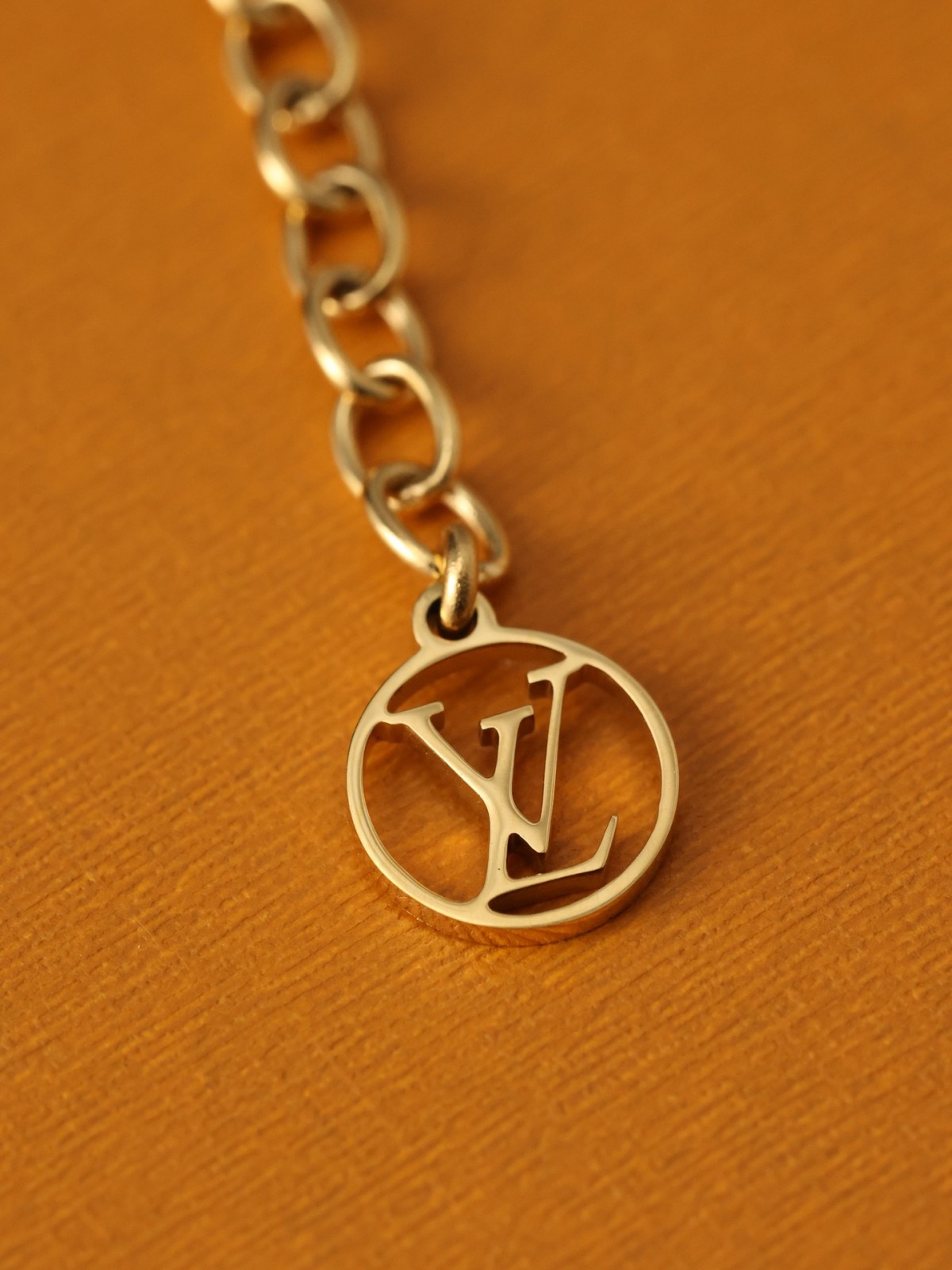 2024 Summer：Shebag Louis Vuitton M61083 ESSENTIAL V necklace gold （2024 July updated）-Ti o dara ju Didara iro Louis Vuitton apo Online itaja, Ajọra onise apo ru