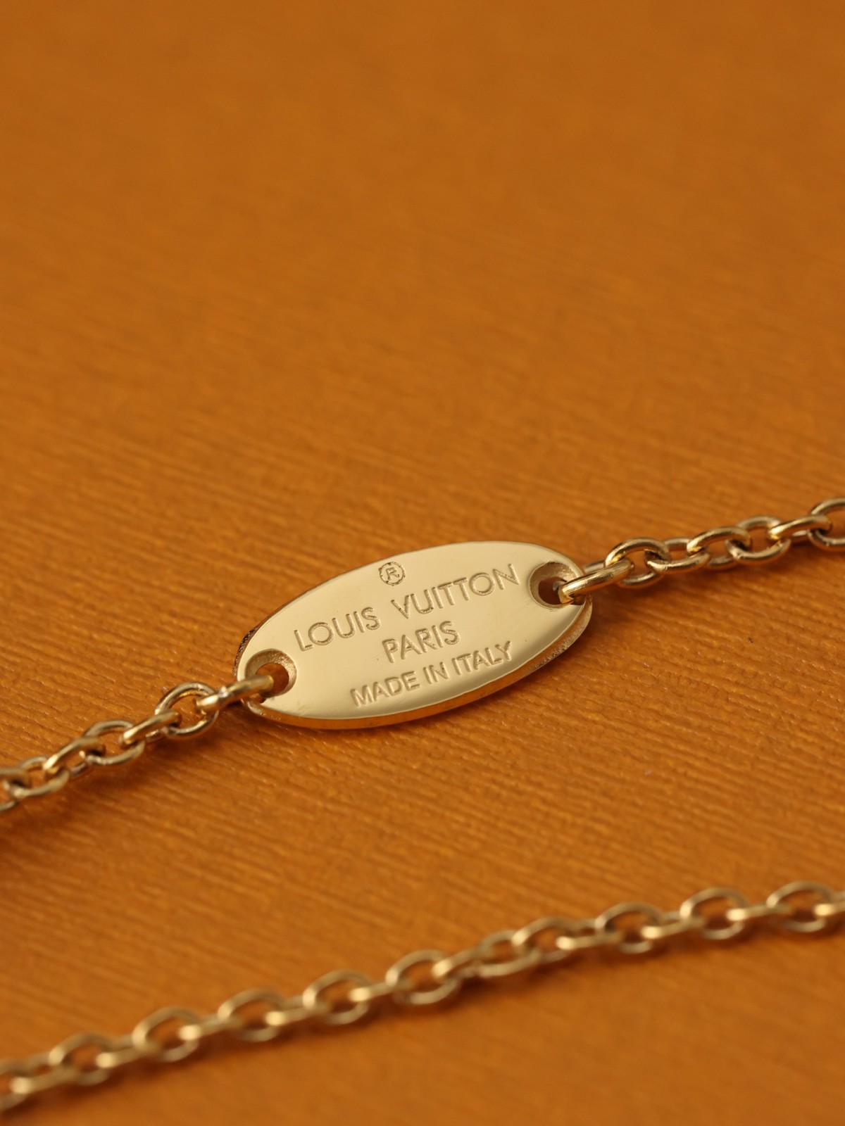 2024 Summer：Shebag Louis Vuitton M61083 ESSENTIAL V necklace gold （2024 July updated）-Tienda en línea de bolsos Louis Vuitton falsos de la mejor calidad, réplica de bolsos de diseño ru