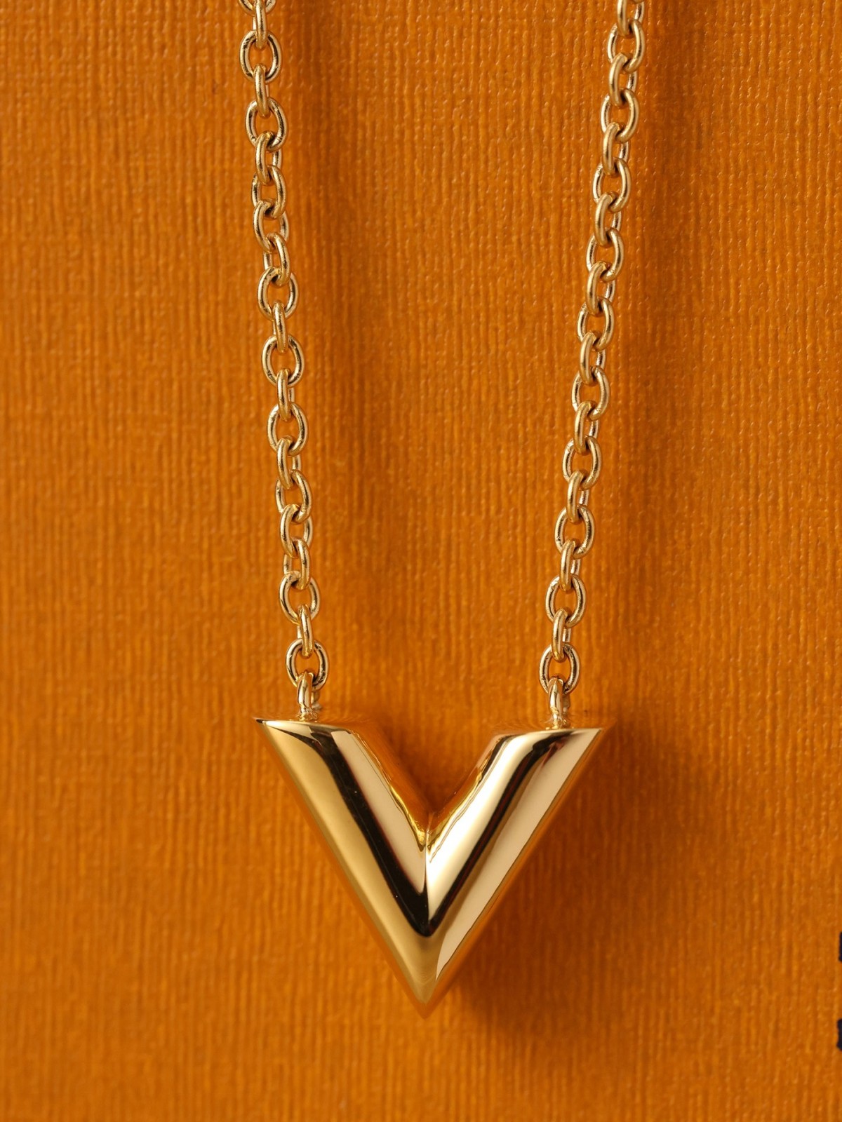 2024 Summer：Shebag Louis Vuitton M61083 ESSENTIAL V necklace gold （2024 July updated）-Beste Qualität gefälschte Louis Vuitton-Taschen Online-Shop, Replik-Designer-Tasche ru