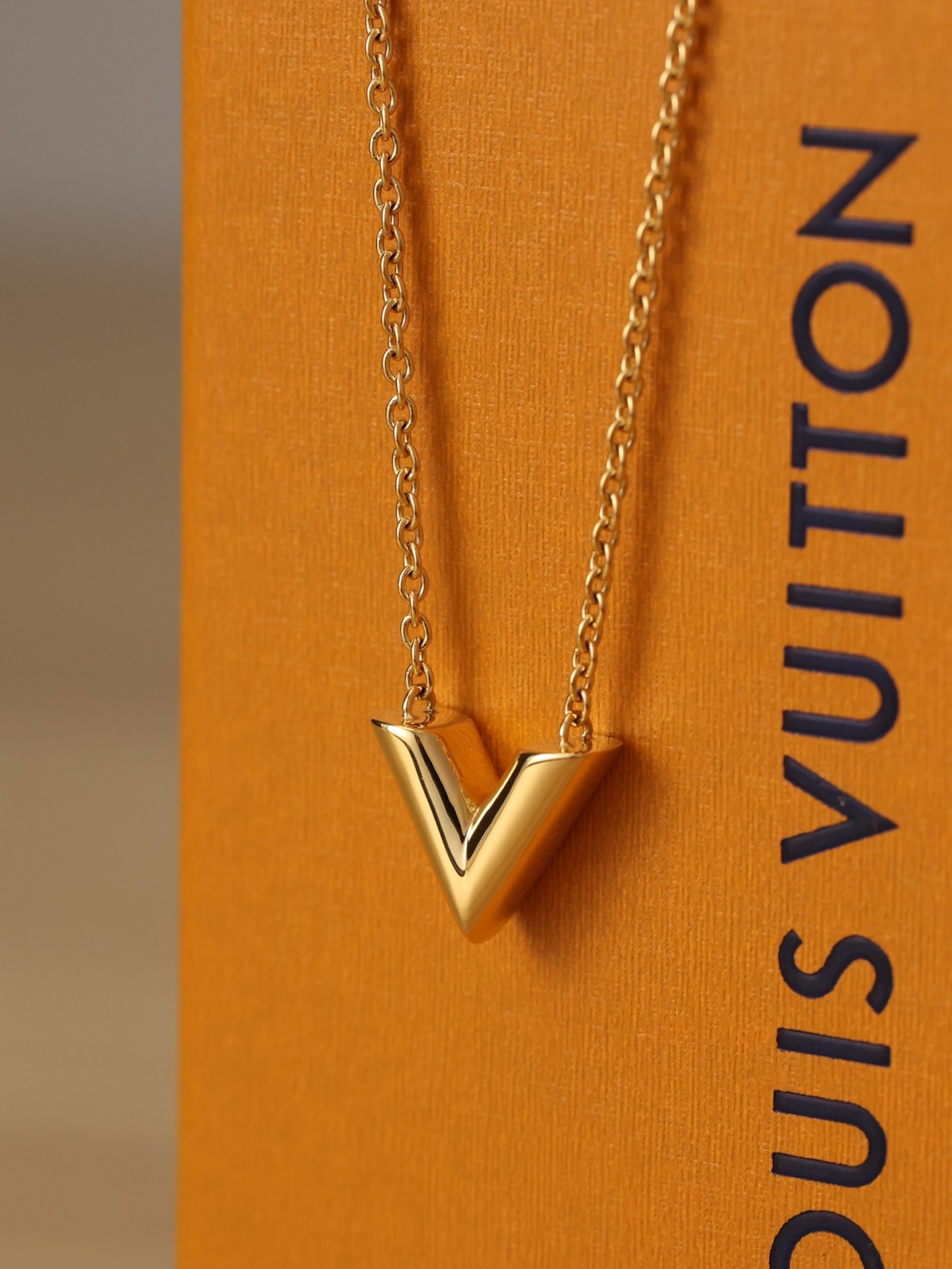 2024 Summer：Shebag Louis Vuitton M61083 ESSENTIAL V necklace gold （2024 July updated）-Magazin online de geanți Louis Vuitton fals de cea mai bună calitate, geantă de designer replica ru