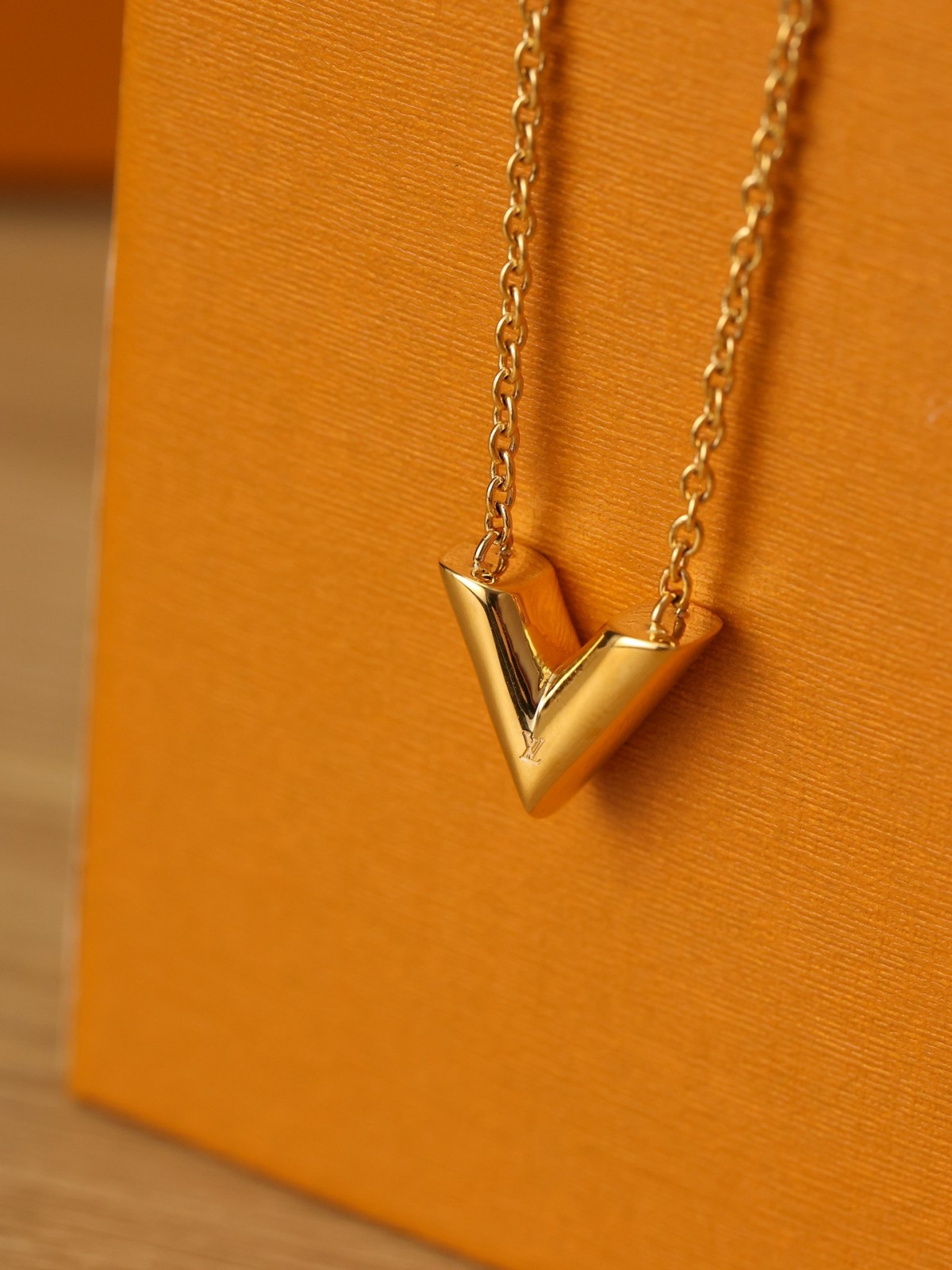 2024 Summer：Shebag Louis Vuitton M61083 ESSENTIAL V necklace gold （2024 July updated）-Pangalusna kualitas palsu Louis Vuitton Kantong Toko Online, Replica desainer kantong ru