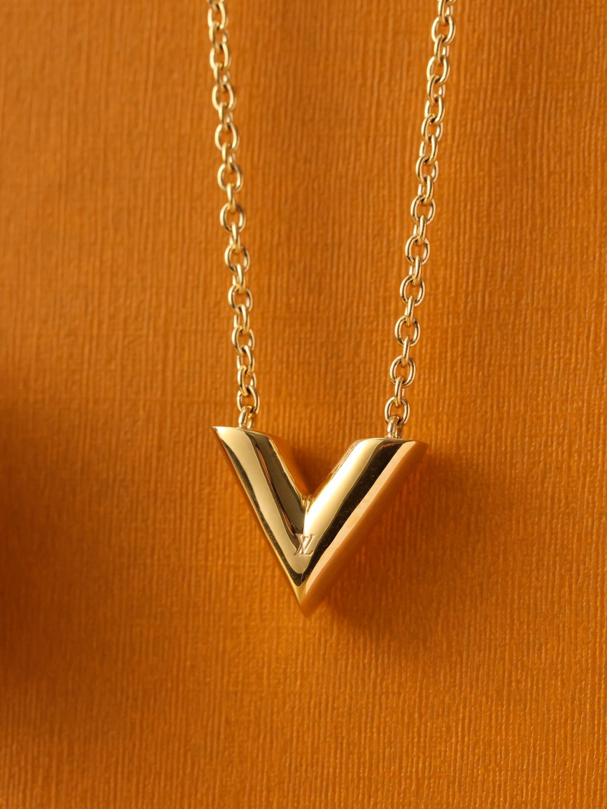 2024 Summer：Shebag Louis Vuitton M61083 ESSENTIAL V necklace gold （2024 July updated）-Best Quality Fake Louis Vuitton Bag Online Store ، حقيبة مصمم طبق الأصل ru