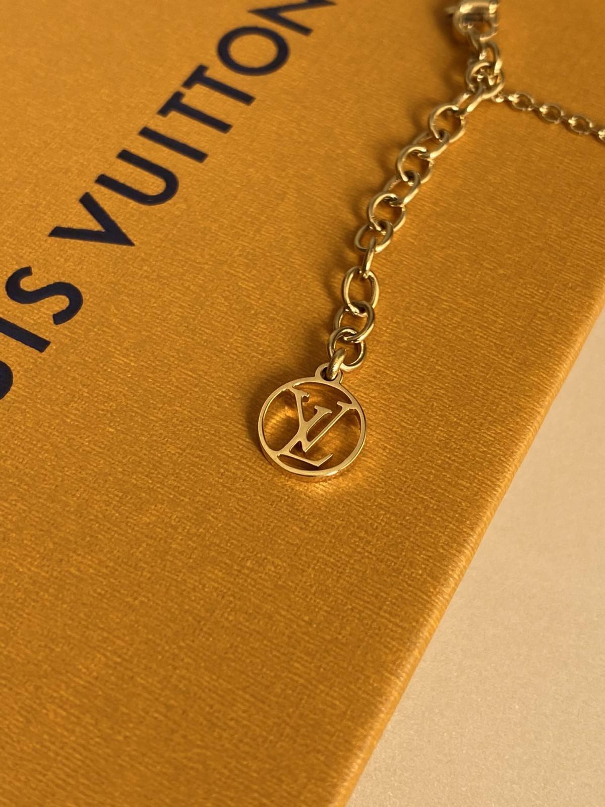 2024 Summer：Shebag Louis Vuitton M61083 ESSENTIAL V necklace gold （2024 July updated）-Καλύτερης ποιότητας Fake Louis Vuitton Ηλεκτρονικό κατάστημα, Replica designer bag ru