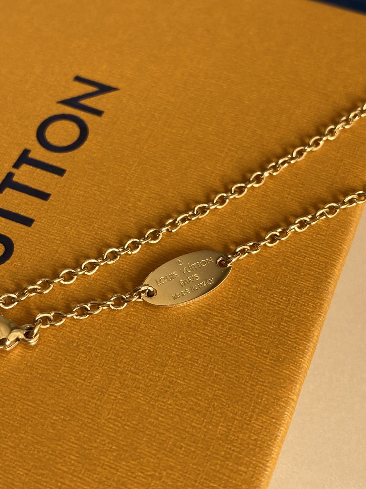 2024 Summer：Shebag Louis Vuitton M61083 ESSENTIAL V necklace gold （2024 July updated）-Labing Maayo nga Kalidad nga Peke nga Louis Vuitton Bag Online Store, Replica designer bag ru