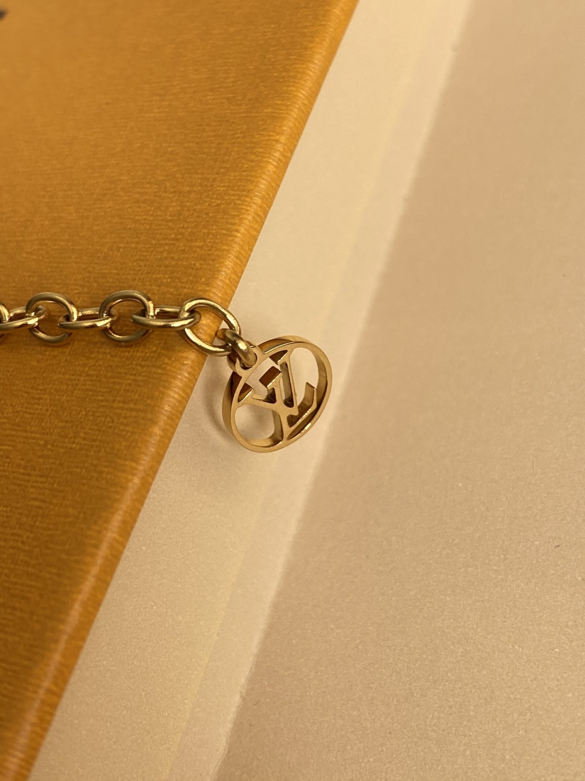 2024 Summer：Shebag Louis Vuitton M61083 ESSENTIAL V necklace gold （2024 July updated）-Negozio in linea della borsa falsa di Louis Vuitton di migliore qualità, borsa del progettista della replica ru