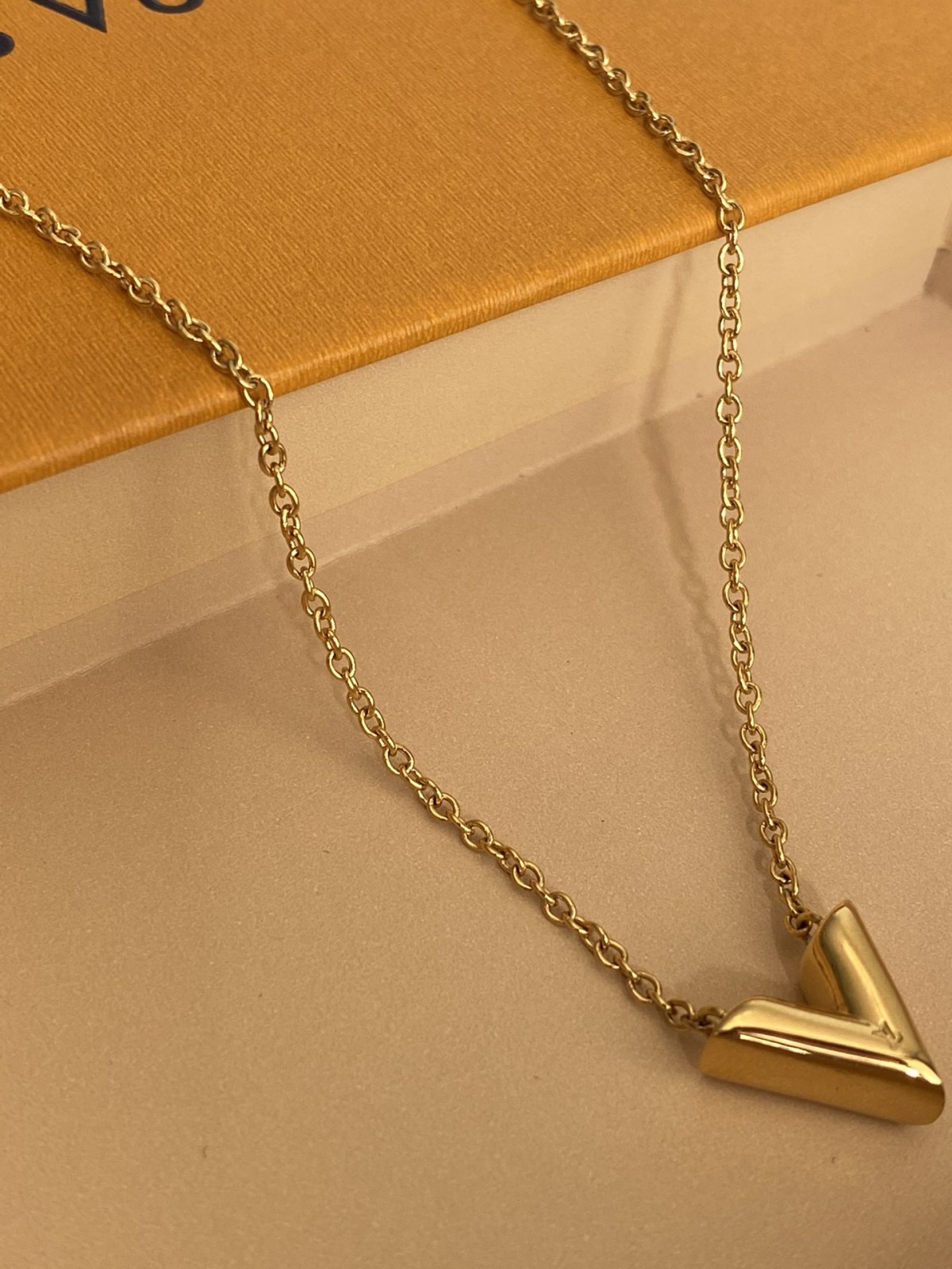 2024 Summer：Shebag Louis Vuitton M61083 ESSENTIAL V necklace gold （2024 July updated）-Beste kwaliteit nep Louis Vuitton tas online winkel, replica designer tas ru