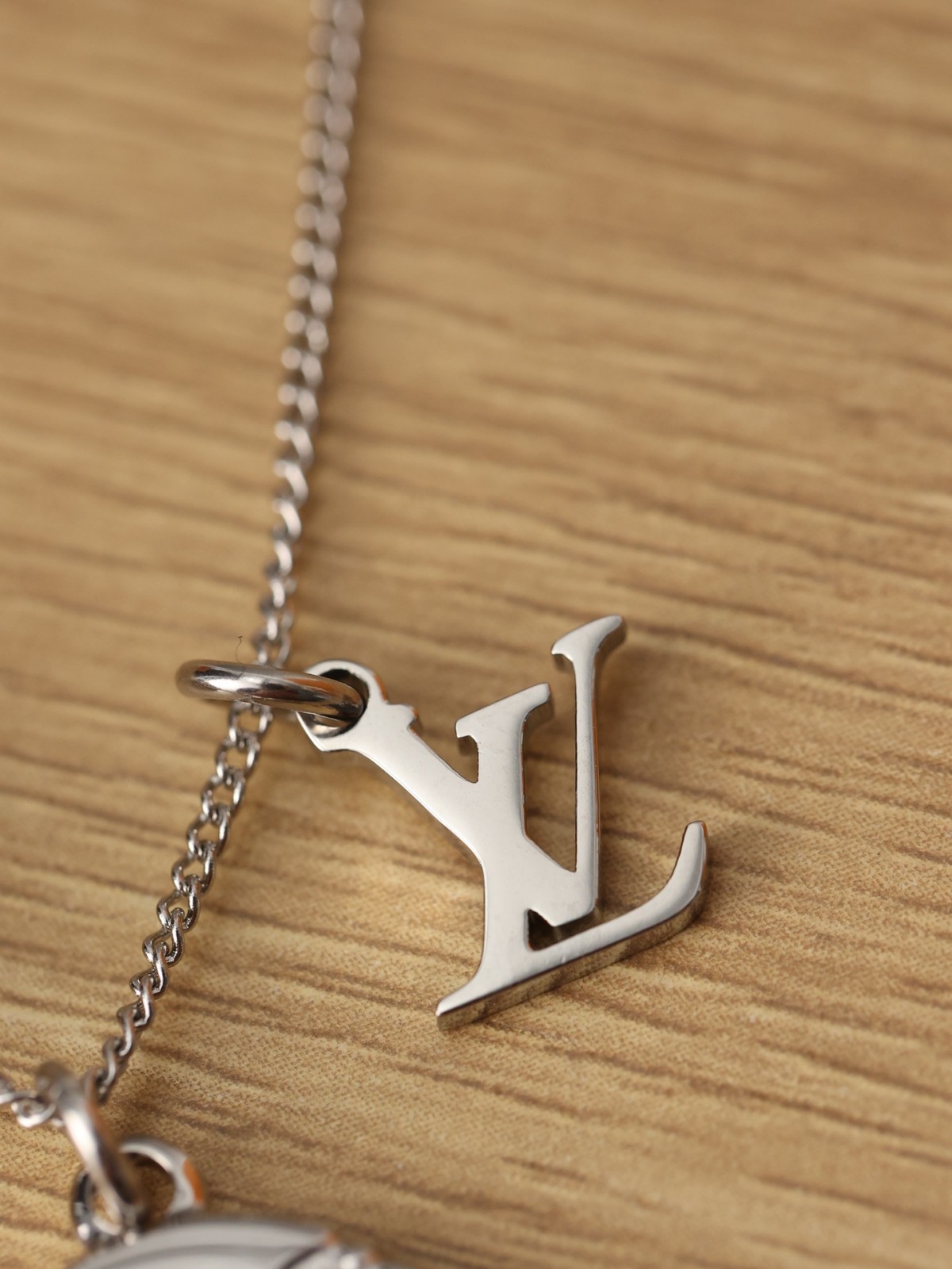 2024 Summer：Shebag Louis Vuitton M62485 MONOGRAM necklace silver（2024 July Updated）-Dyqani në internet i çantave të rreme Louis Vuitton me cilësi më të mirë, çanta modeli kopje ru