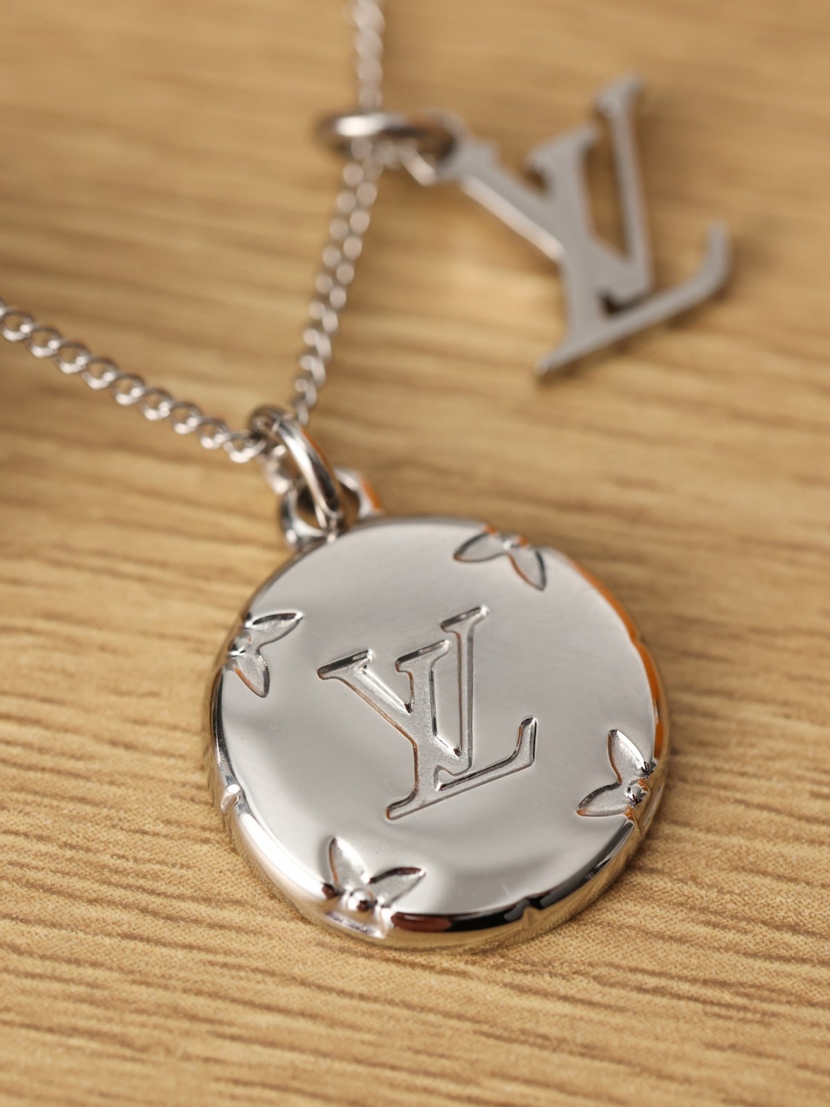 2024 Summer：Shebag Louis Vuitton M62485 MONOGRAM necklace silver（2024 July Updated）-Καλύτερης ποιότητας Fake Louis Vuitton Ηλεκτρονικό κατάστημα, Replica designer bag ru