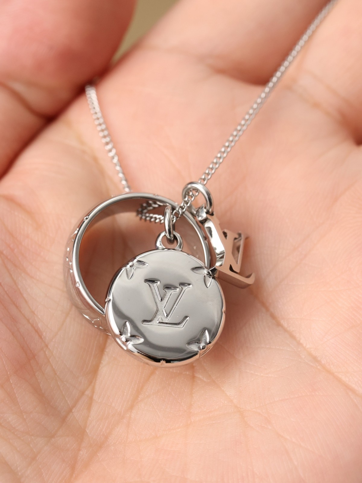 2024 Summer：Shebag Louis Vuitton M62485 MONOGRAM necklace silver（2024 July Updated）-Najlepsza jakość fałszywych torebek Louis Vuitton Sklep internetowy, projektant repliki torebki ru