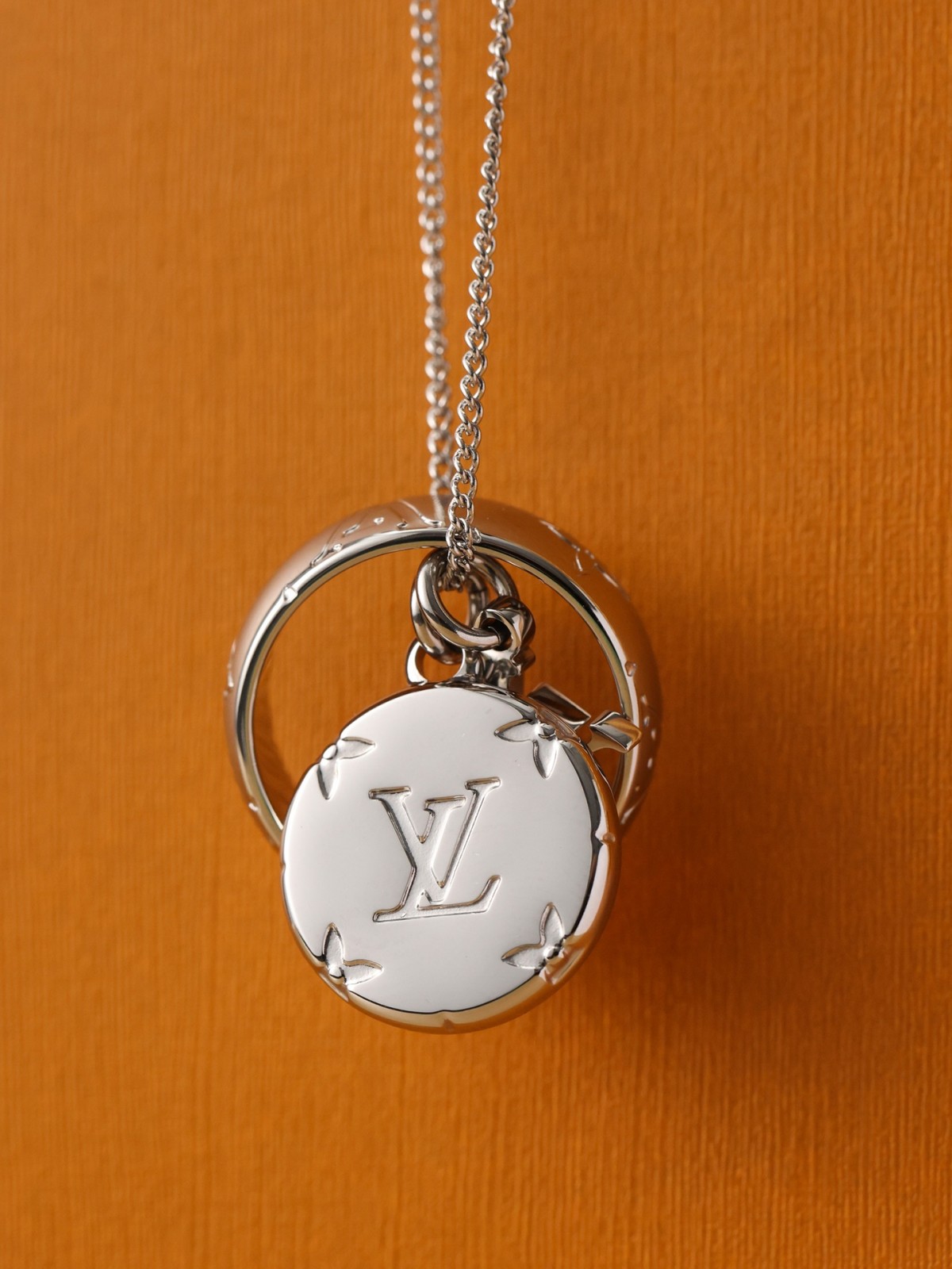 2024 Summer：Shebag Louis Vuitton M62485 MONOGRAM necklace silver（2024 July Updated）-Интернет-магазин поддельной сумки Louis Vuitton лучшего качества, копия дизайнерской сумки ru