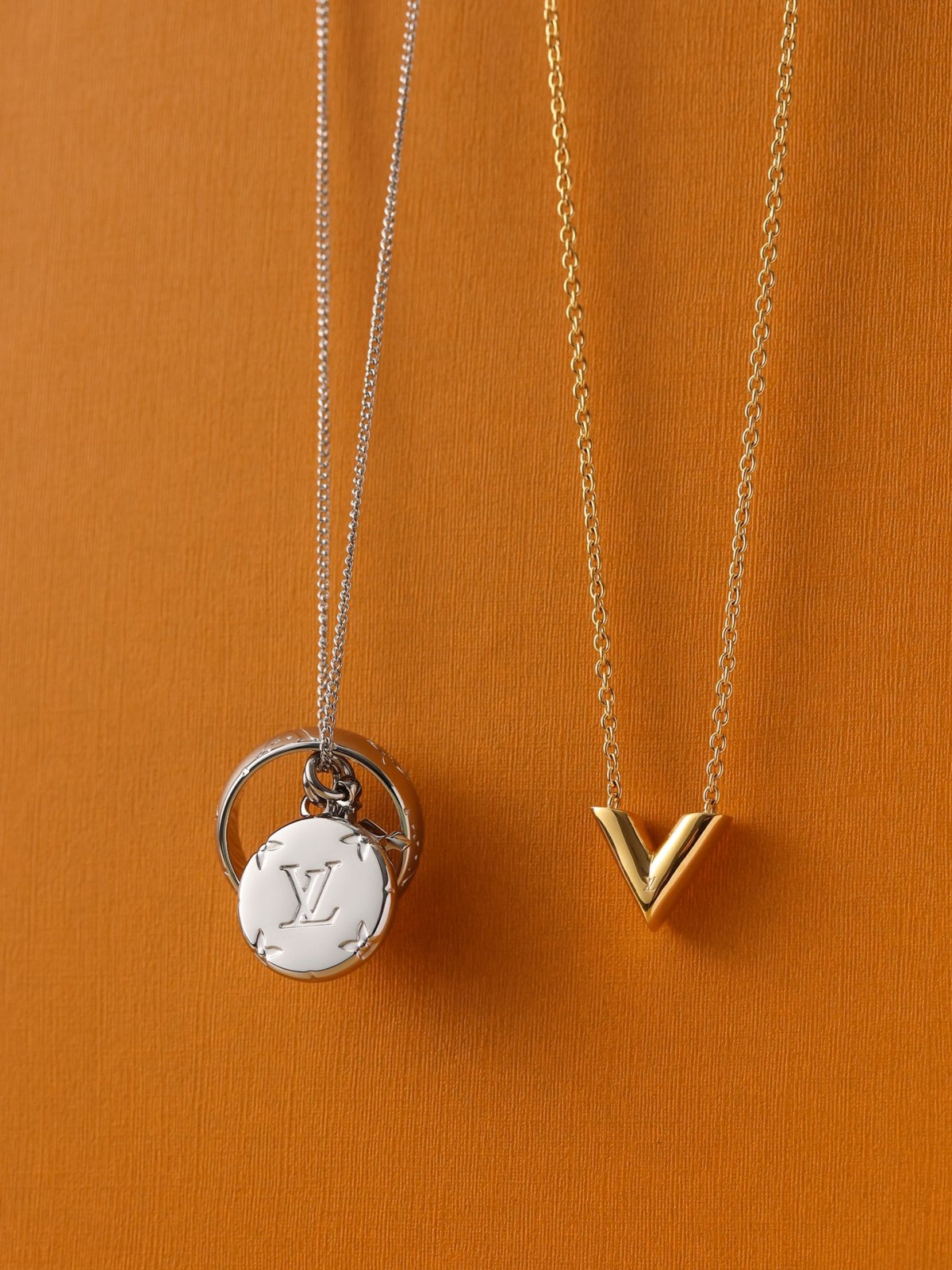 2024 Summer：Shebag Louis Vuitton M62485 MONOGRAM necklace silver（2024 July Updated）-最好的質量假路易威登包網上商店，複製設計師包 ru