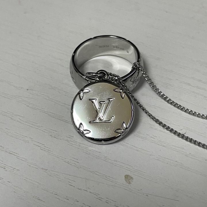 2024 Summer：Shebag Louis Vuitton M62485 MONOGRAM necklace silver（2024 July Updated）-بہترین معیار کا جعلی لوئس ووٹن بیگ آن لائن اسٹور، ریپلیکا ڈیزائنر بیگ آر یو